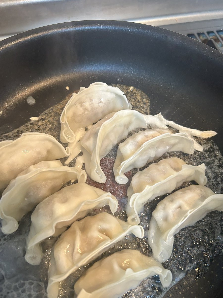 key_daisuki's tweet photo. 味の素の餃子何万回焼いてもこの上部分が一向に火が通らないから、毎回蒸して火を通すかひっくり返して焼き付けてるんだけど、本当に中火で5分そのままでできるの？

俺だけ？ https://t.co/GWBoV9pcnS