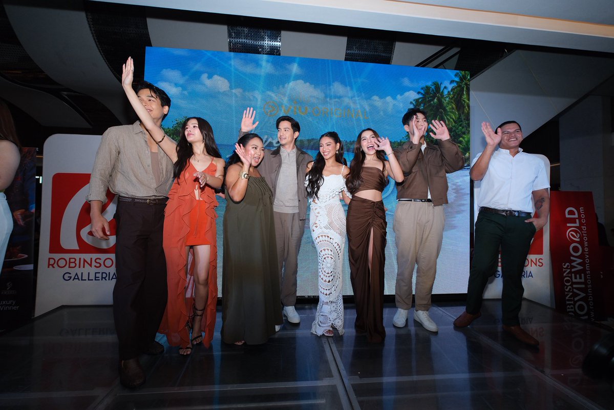 Sparkle_GMA's tweet photo. Alden Richards, Kyline Alcantara, Kim Ji Soo, AZ Martinez, and Vince Maristela, alongside the entire cast of #LoveSiargao, were all smiles at Robinsons Galleria at their exclusive screening today ✨

Catch all episodes, exclusively streaming on Viu. ▶️🎬 https://t.co/hKB6lfelv4