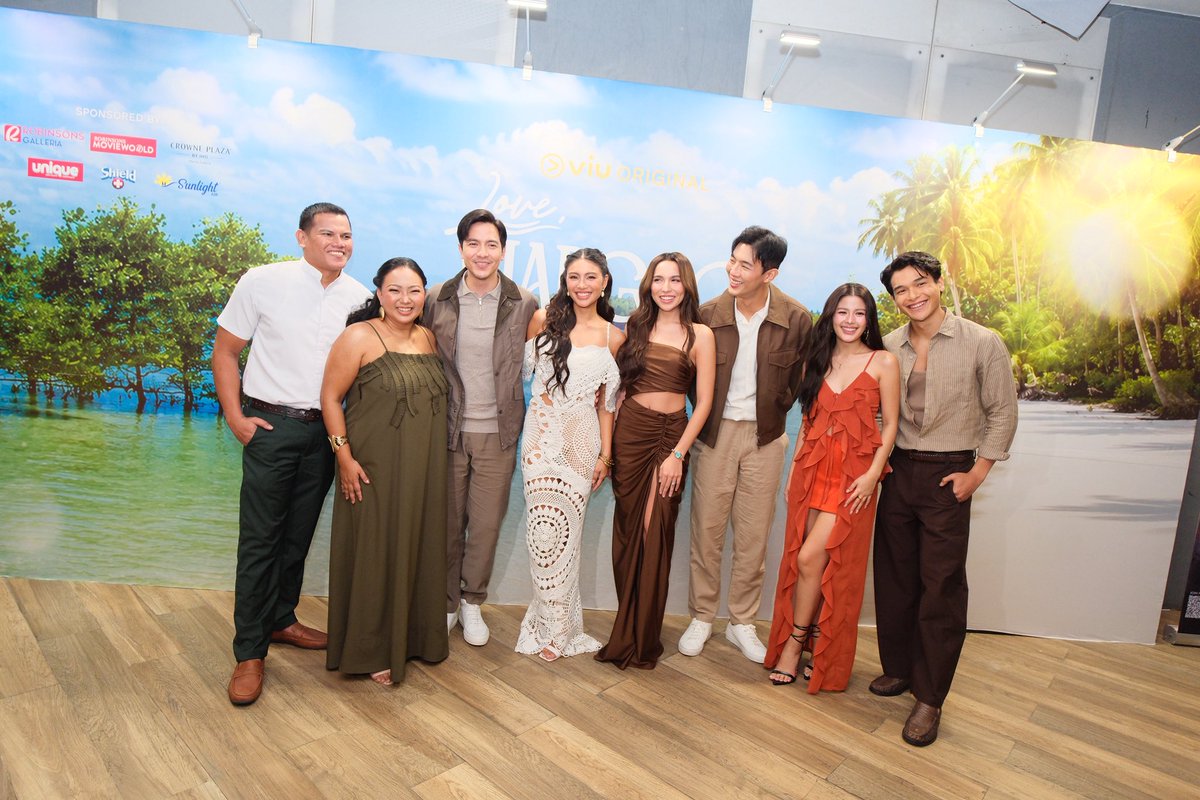 Sparkle_GMA's tweet photo. Alden Richards, Kyline Alcantara, Kim Ji Soo, AZ Martinez, and Vince Maristela, alongside the entire cast of #LoveSiargao, were all smiles at Robinsons Galleria at their exclusive screening today ✨

Catch all episodes, exclusively streaming on Viu. ▶️🎬 https://t.co/hKB6lfelv4