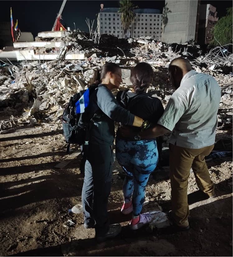 Macarena_Olona's tweet photo. ¿Cómo se sostiene a una madre que recibe el cuerpo de su pequeño de 12 años después de 28 días de búsqueda?

Por respeto a Venezuela, a sus muertos, y a los familiares que siguen buscando a las más de 30.000 personas que siguen bajo los escombros, no estoy compartiendo las imágenes más crudas de la tragedia. Os he hablado del olor, que tampoco puede verse. Pero, por respeto, no muestro lo que significa convivir entre cadáveres en La Guaira. Por decenas cada día.

Esta madre son todas las madres de Venezuela. Sus gritos se clavan en el alma porque salen del vientre que dio la vida que ahora está a nuestros pies, cubierta por un plástico negro. Soy incapaz de sostenerla porque no me sostengo ni yo misma. Descansa en Paz, pequeño 🕊️🇻🇪