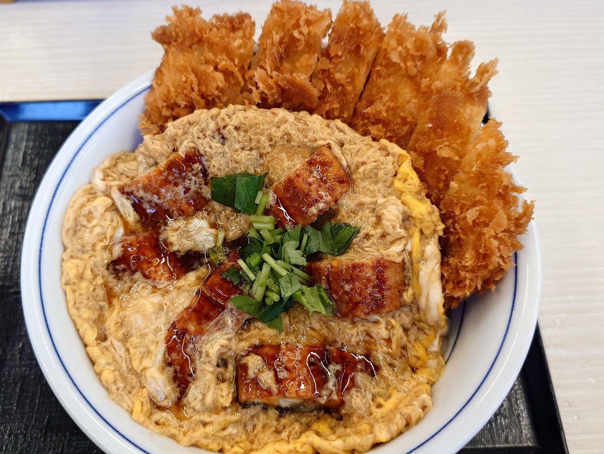 tmng_777's tweet photo. かつや うな玉とロースカツの合盛り丼

カツなしのうな玉丼もあります。
1200円というお値段にしては今一つですね…
鰻とカツの相乗効果があまりない。
いっそ豚肉で蒲焼きにするとか蒲焼きのタレ味のカツ丼とかで独自色を出して欲しかったですね。 https://t.co/bcKRAiaXQF