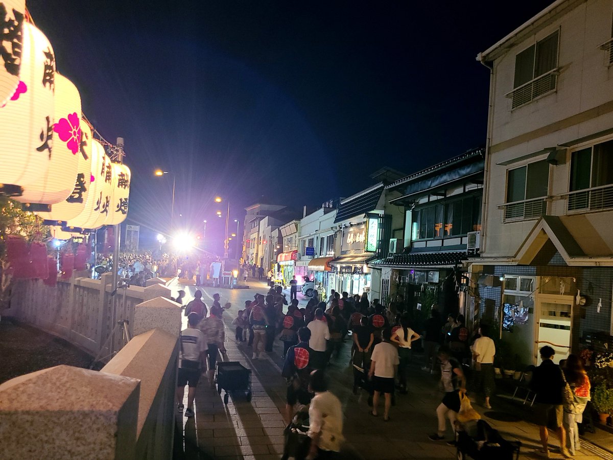 dasai_shrine's tweet photo. 7/25の三次は“きんさい祭”で大騒ぎ。
同日夕刻には #三次町住吉神社 の例祭後に在社。
太鼓、音響、ライティング、なにより人の熱気に気圧されながらパレードを見送りました。
写真を撮ってると妙に情報量の多い一枚が。何が飛んでるの、これ。
#住吉神社 #広島県三次市 #三次きんさい祭 https://t.co/Zg6xLh3lef