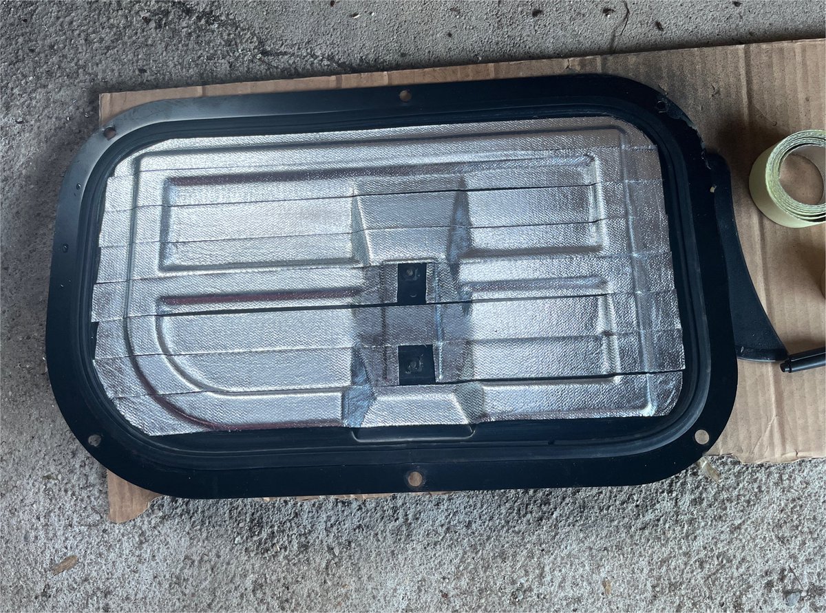 te2_mx080b's tweet photo. 気休めにメンテナンスハッチ裏に遮熱テープを貼ってみる
雑なのはご愛嬌😅 https://t.co/zrEOvhCFiX