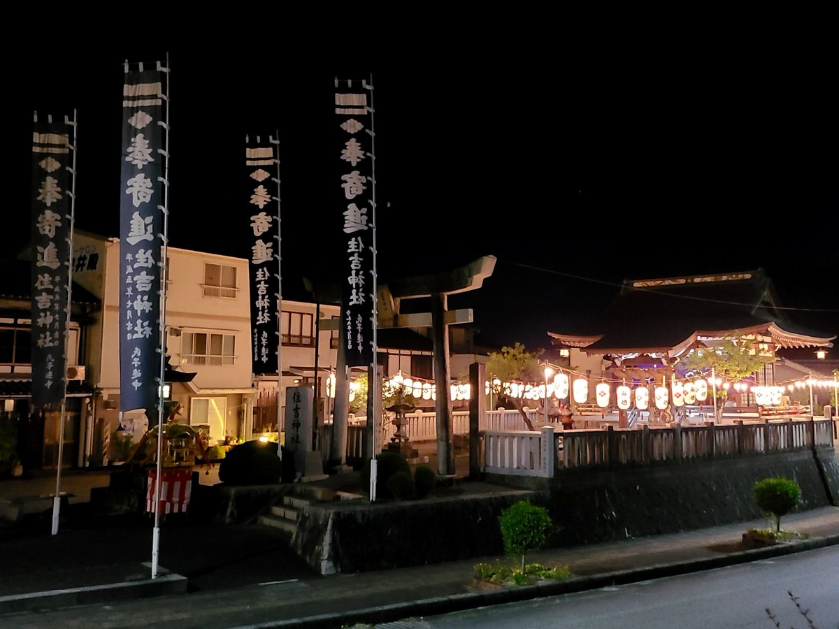 dasai_shrine's tweet photo. 7/25の三次は“きんさい祭”で大騒ぎ。
同日夕刻には #三次町住吉神社 の例祭後に在社。
太鼓、音響、ライティング、なにより人の熱気に気圧されながらパレードを見送りました。
写真を撮ってると妙に情報量の多い一枚が。何が飛んでるの、これ。
#住吉神社 #広島県三次市 #三次きんさい祭 https://t.co/Zg6xLh3lef