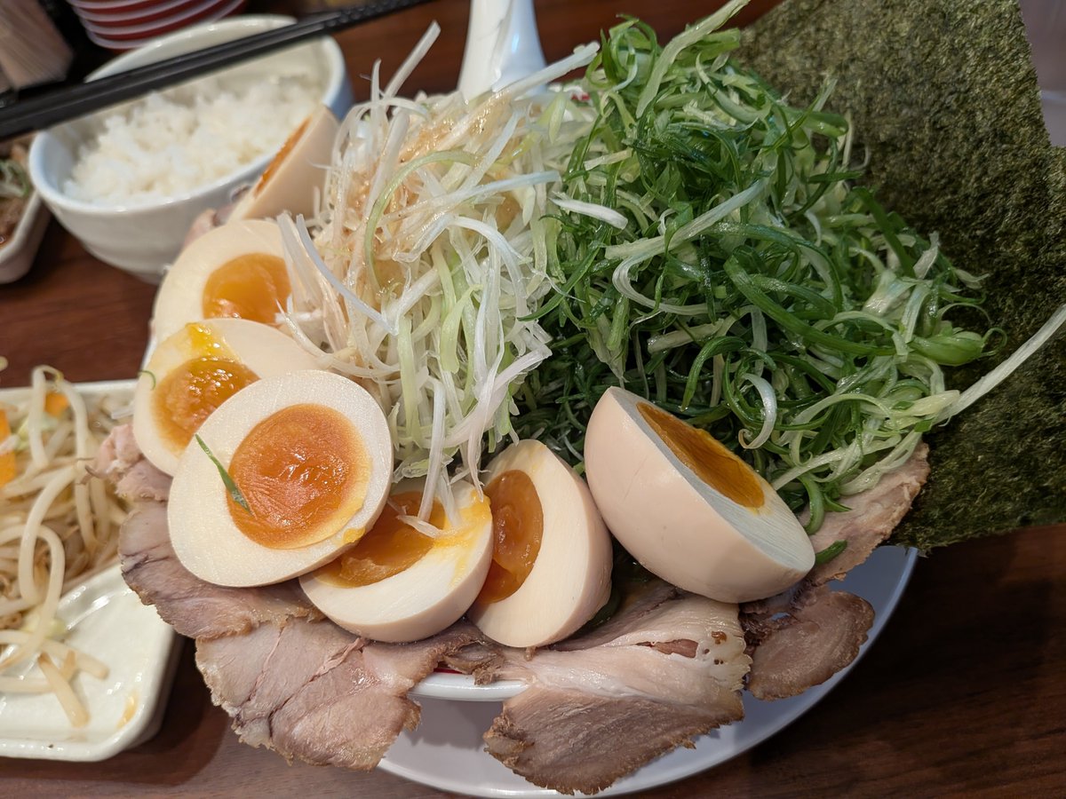 kizoos_yoshi's tweet photo. 地元駅前に、「店舗がしょっちゅう入れ替わるけど、なぜか毎回ラーメン屋が入る建物」がありまして（笑）、青春時代から今まで、私はその全ての常連だった気がします。

昨日行ったらまた変わってて（笑）、まア極論すれば、私は「こういうの」が食えれば何でもよかったりします。

けど、トッピングや単品がどれも丁寧に作ってあり（素材がきっちり分かれており、使い回し感がない）、胃にも重くなく、店員さんも皆御高齢で、細やかな気遣い。

これまでの他店舗より「圧倒的に良い」かは分からないけれど、是非また行きたい感じではありました。（行動範囲ど真ん中なので、いずれにせよ、また行くことにはなるんですが・笑）

#魁力屋