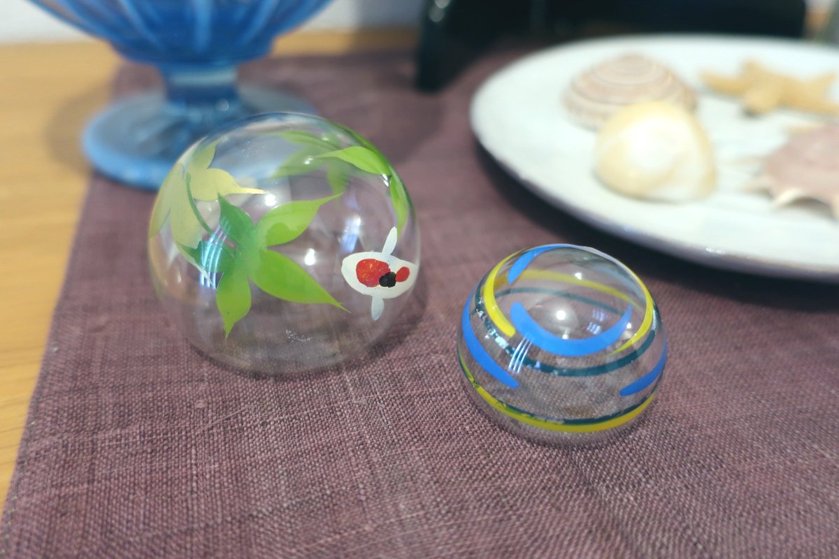 heikuro11's tweet photo. 玄関の靴箱の上の、中途半端に空いたスペースに何か飾りたいなぁ…と思って、あれこれ探していて見付けたのですが、とてもいい感じです。
こちらのほうには、もみじに鯉と水風船のデザインの浮き玉を並べてみました。見た目に涼しげで今の季節にぴったりです。 https://t.co/4qkh8OshOM