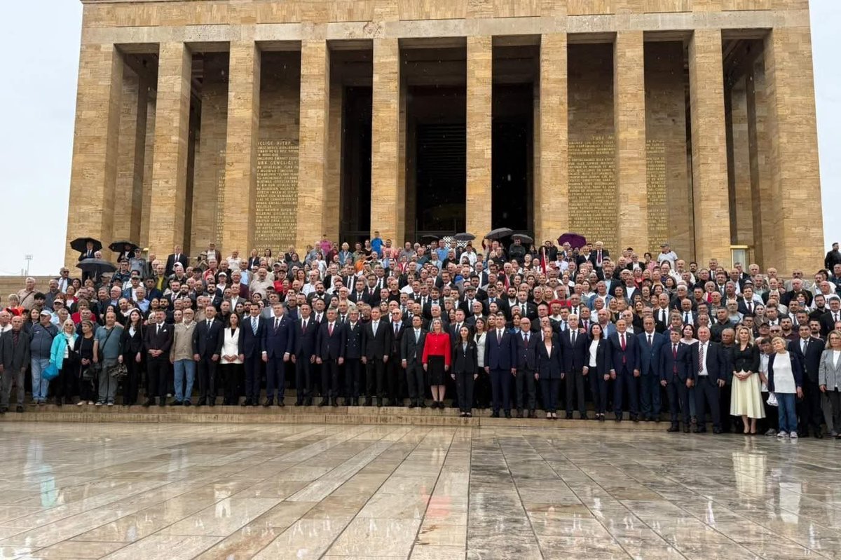 profcemilkocak's tweet photo. Yeni Parti, Türk siyasal hayatında yepyeni bir adım attı ve Anıt-Kabir'i ziyaret etti. Siyasal gözlemciler, bu denli radikal ve yeni bir adım karşısında şaşkınlarını gizleyemediler. https://t.co/C5RJsU3gi3