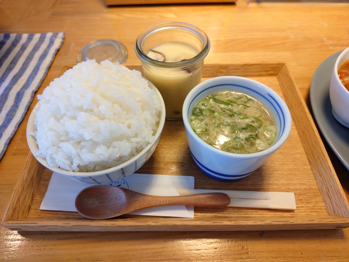 tainakacity's tweet photo. 今日のランチはめしくうところふく。今週のふく定食は、冷製トマトソースのロースカツ✨冷たく酸味の効いたソースでさっぱりいただけました。暑くてもお腹いっぱいしっかり食べる！元気になるよなー。おいしかった！ https://t.co/bGc2NMe1Ls