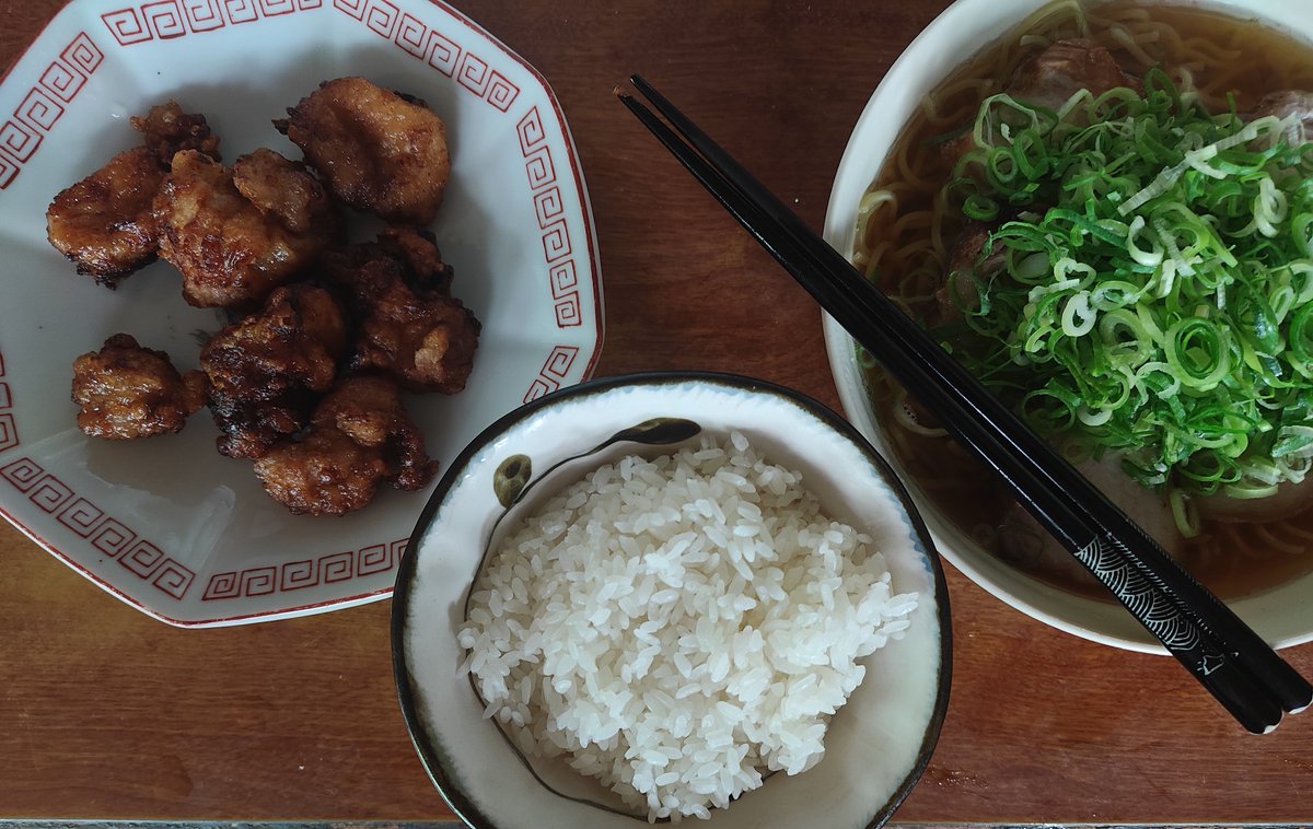 konkichi8's tweet photo. 本日の自炊飯。唐揚げ、青葱たっぷりのチャーシューメン🍜チャーシューも自分で作ったのだが、最高の出来だった！しかし自分の好きなものばかり作ってると糖尿になりそう💦#自炊　#チャーシューメン　#唐揚げ　#晩御飯 https://t.co/48rPuBkJD6