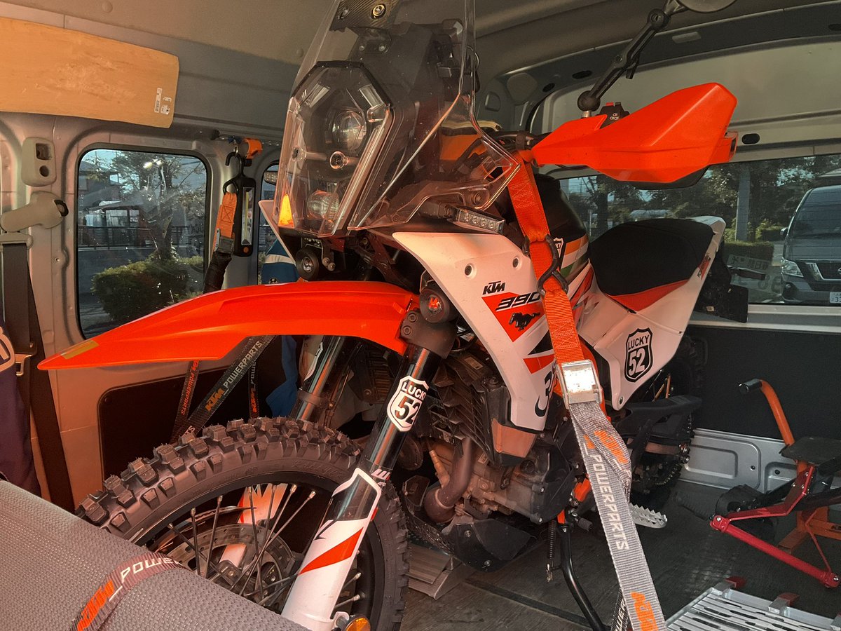 KTM819O4's tweet photo. #390adventureR #PIRELLI #MT21 #お迎え https://t.co/jQNk8gXlZy