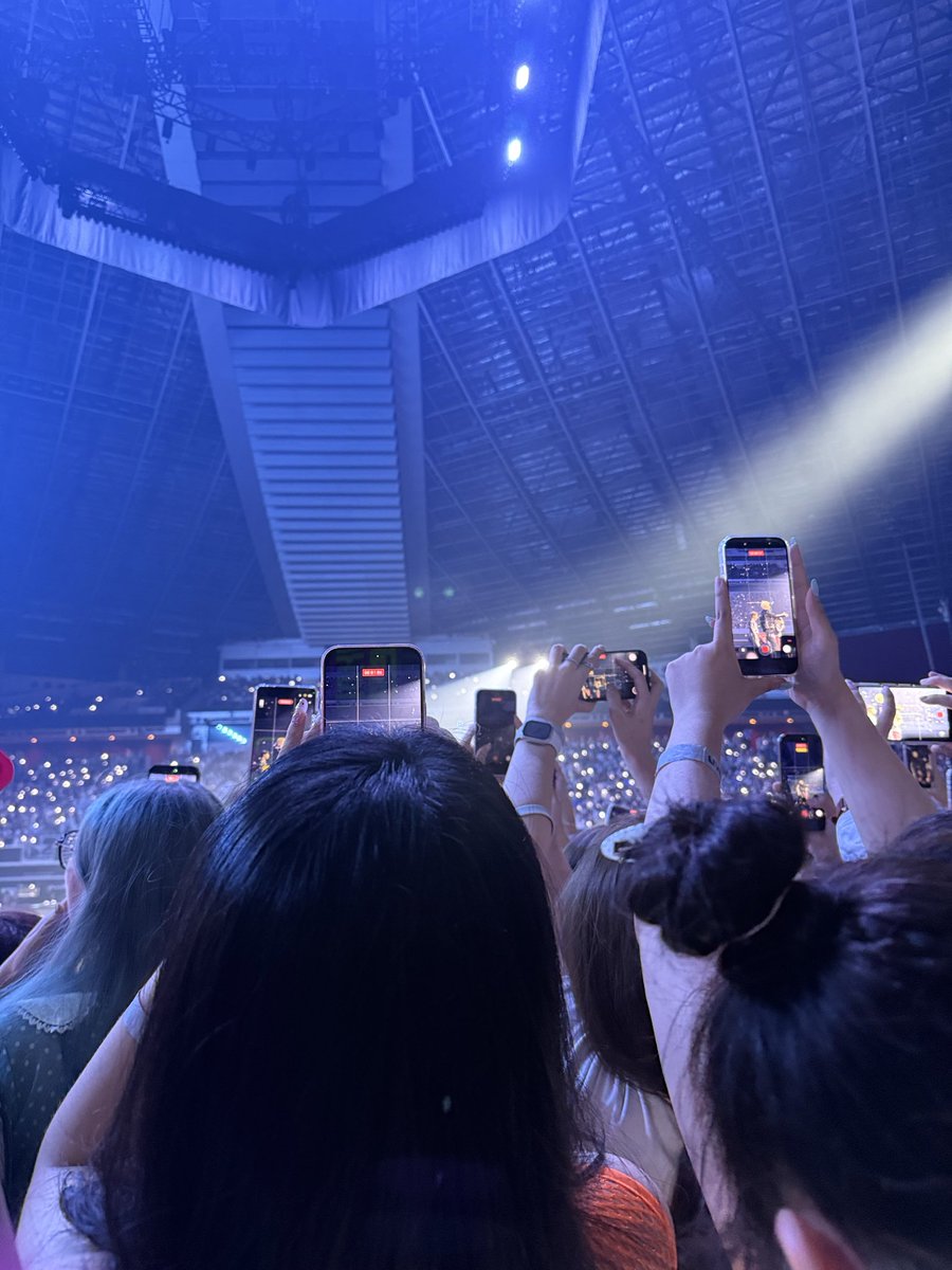 bb_nnu's tweet photo. รีวิวคอนสคปย้อนหลัง 
- ยกสูงมาก กางศอกฉ่ำ ชนหัวใครก็มปร.ไม่ใช่หัวตัวเองก็พอ
- สเตจรองไม่เห็นไรอะไรเลยตอนหันข้าง เห็นแต่มือถือกะหัวคน 😭 หันหน้าก็เช่นกัน แทรกมือได้ก็แทรกกันมา
- เสริมส้นกันฉ่ำ เสริมส้นได้ก็ใส่มัน 2 ชั้น รองเท้า 20 เซนกันไปจุกๆ
- ลมหายใจมังกรและลำตัว ก็ตามที่คนไทยทุกท่านทราบเลยค่าาา 🙉 ดมยาดมพอกยาดมที่จมูก จนจมูกเริ่มเพี้ยนละว่าทำไมยาดมถึงมีกลิ่นวะ…

สรุปแล้ว บัตรยืนตปท.ครั้งเดียวพอ เลิก 
ภูมิใจที่ได้เกิดเป็นแอ๋วไทยข่า 
จบการรีวิว🫠