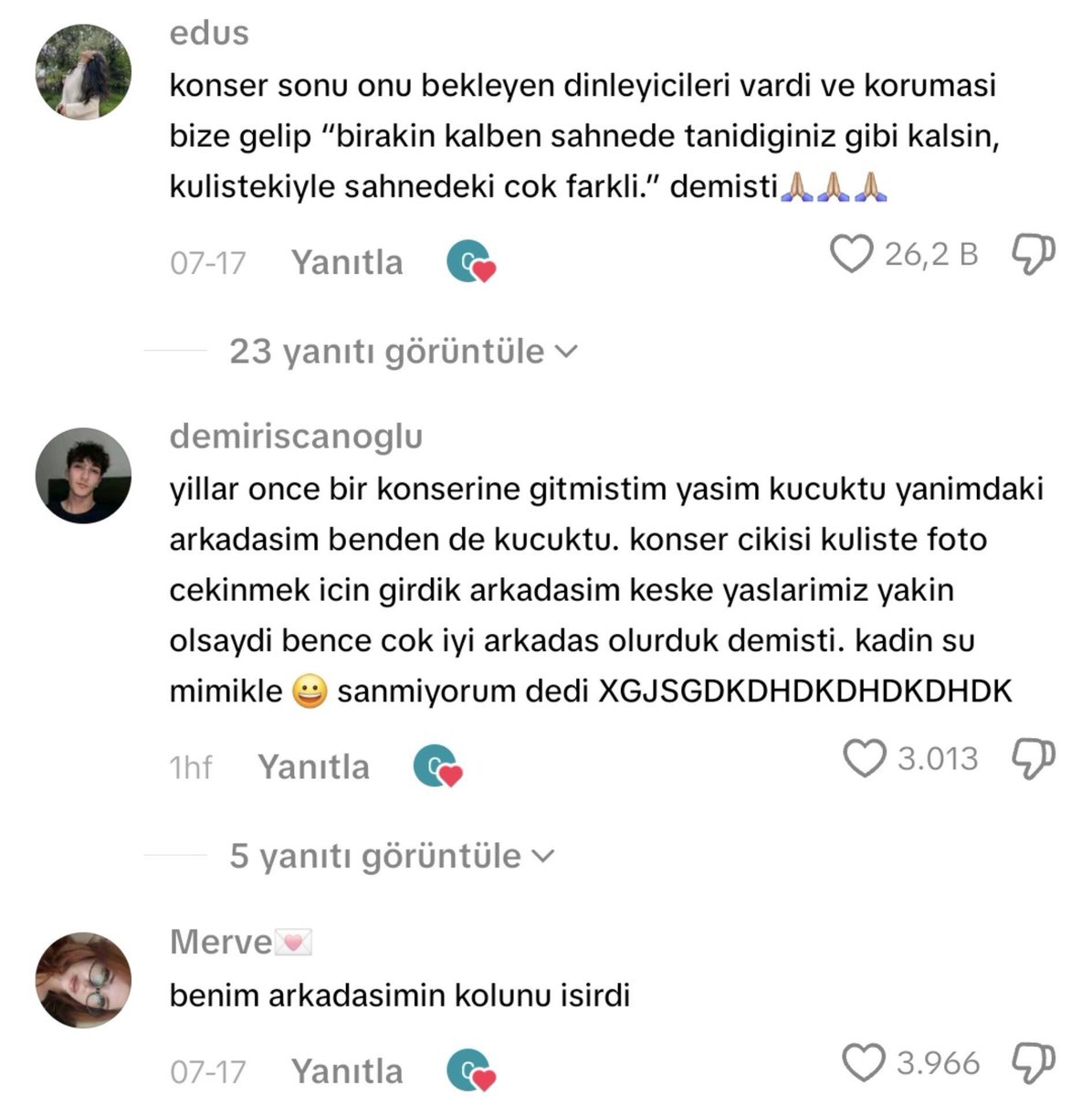 gossipmagazinn's tweet photo. Kalben’in bir hayranı, sanatçıyla çektirdiği fotoğrafa gelen yorumları sosyal medya hesabından paylaştı.

“Arkadaşımın kolunu ısırdı.” https://t.co/Juq0d0jb2M