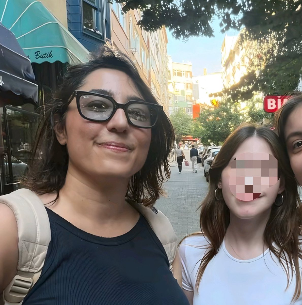gossipmagazinn's tweet photo. Kalben’in bir hayranı, sanatçıyla çektirdiği fotoğrafa gelen yorumları sosyal medya hesabından paylaştı.

“Arkadaşımın kolunu ısırdı.” https://t.co/Juq0d0jb2M