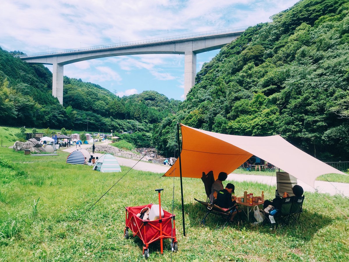 FCSTcates1's tweet photo. 今日はタープ持って裏山の川へ。
少し登っただけで涼しい✨️
タープの中で昼寝しちゃいそう…(笑)

川は冷たすぎて、お尻までが限界…🥶
息子は肩まで浸かってる。すげーw https://t.co/U3Oab4mvpR