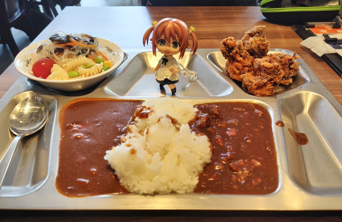 gajirohta's tweet photo. 満腹に近い状態では意外と空揚げの方がキツい、と判明したので空揚げを減らしてミケちゃんの「まだまだお代わりいけるよね！」という視線に応える自分。
頑張ったご褒美でミケちゃんのカード来た････2枚目だけどｗ
#はいふり https://t.co/wVzQIP0uLv