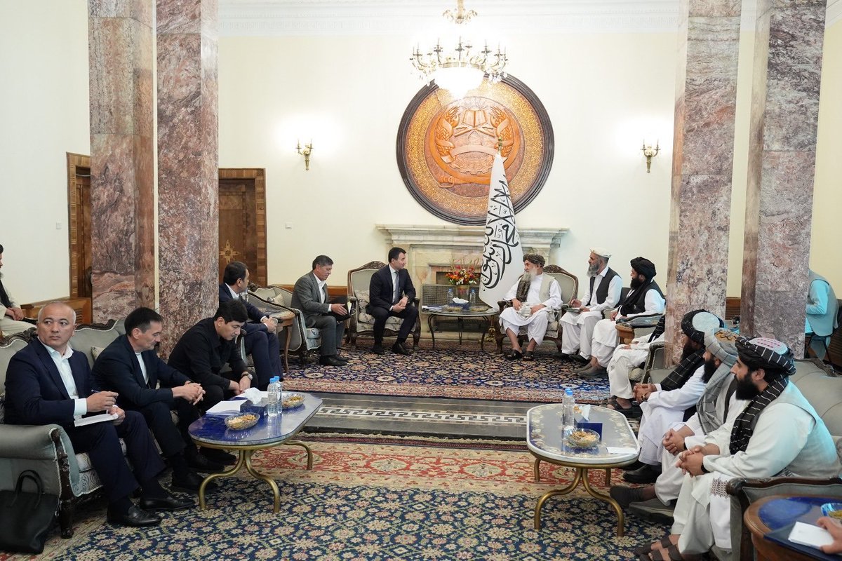 Sohail_Haqani's tweet photo. الحاج ملا محمد حسن آخند رئیس الوزراء امارت اسلامی افغانستان، قبل از ظهر امروز با محترم جمشید خواجه یف معاون صدراعظم ازبکستان که در رأس یک هیأت عالی رتبه آن کشور به کابل آمده است، در قصر گلخانۀ ارگ دیدار کرد.

در این دیدار محترم داکتر ملا عبدالواسع رئیس عمومی دفتر مقام ریاست الوزراء امارت اسلامی افغانستان، محترم ملا هدایت الله بدری وزیر معادن و پترولیم و محترم شیخ عبدالغفار بحر سفیر امارت اسلامی در ازبکستان نیز حضور داشتند.

ابتدا معاون صدراعظم ازبکستان، گفت که هدف از سفر هیأت بزرگ متشکل از وزیران، معینان، تاجران و سرمایه‌گذاران ازبکستان به افغانستان، گسترش و تحکیم روابط اقتصادی و سیاسی میان دو کشور می باشد.

وی با اشاره به روابط نیک میان ازبکستان و افغانستان، افزود که افغانستان در سیاست خارجی ازبکستان جایگاه مهم دارد و هدف عمده سفر این هیأت بزرگ بنابر هدایت محترم شوکت میرضیایف رئیس‌جمهور ازبکستان، آغاز کار عملی تعهدات انجام‌شده در بخش های سرمایه‌گذاری و تجارت میباشد تا هر دو کشور نتایج آن را مشاهده نمایند.

محترم جمشید خواجه یف، گفت که سال گذشته صادرات مجموعی افغانستان به ازبکستان به ۱۵۰ میلیون دالر می رسید، اما از آغاز سال جاری به ۱۱۱ میلیون دالر رسیده است و انتظار می‌رود این رقم تا پایان امسال بیشتر افزایش یابد.

موصوف همچنان افزود که ازبکستان تا اکنون ۵ هزار ویزه به افغان ها صادر کرده است که این نمایانگر توسعۀ دوستی و مناسبات اقتصادی میان دو کشور می باشد.

سپس محترم الحاج ملا محمد حسن آخند رئیس الوزراء امارت اسلامی افغانستان به محترم جمشید خواجه یف معاون صدراعظم ازبکستان و هیأت همراه اش خوش آمدید گفت و سفر هیأت متذکره را در راستای تقویت روابط میان افغانستان و ازبکستان مهم خواند.

محترم رئیس الوزراء، گفت که سفر هیأت بزرگ ازبکستان و گسترش روابط اقتصادی، نشانۀ اعتماد قوی آن کشور به آینده افغانستان می باشد.

در اخیر این دیدار، محترم الحاج ملا محمد حسن آخند به معاون صدراعظم ازبکستان اطمینان داد که افغانستان از تقویت روابط با این کشور برادر و دوست خرسند است و برای تعهدات انجام شده، کاملاً متعهد می باشد.