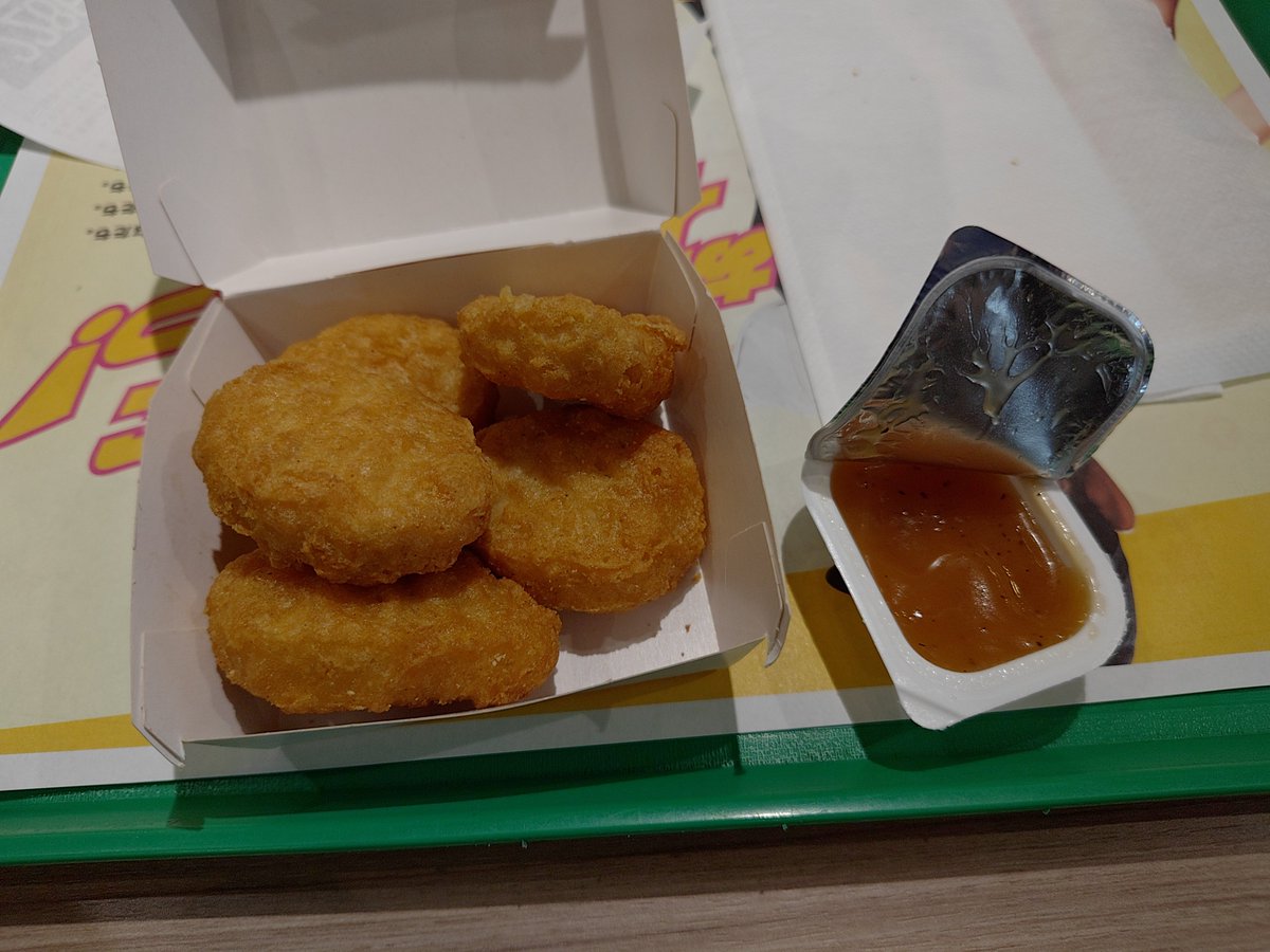 okaman01's tweet photo. ちいかわ観る前の栄養補給。期間限定のうま塩ガーリックソースで食べたが、ガーリックと甘みがけっこう強くてそこそこおいしい。とはいえマスタードソースにはかなわないが https://t.co/BiyM5R8iER