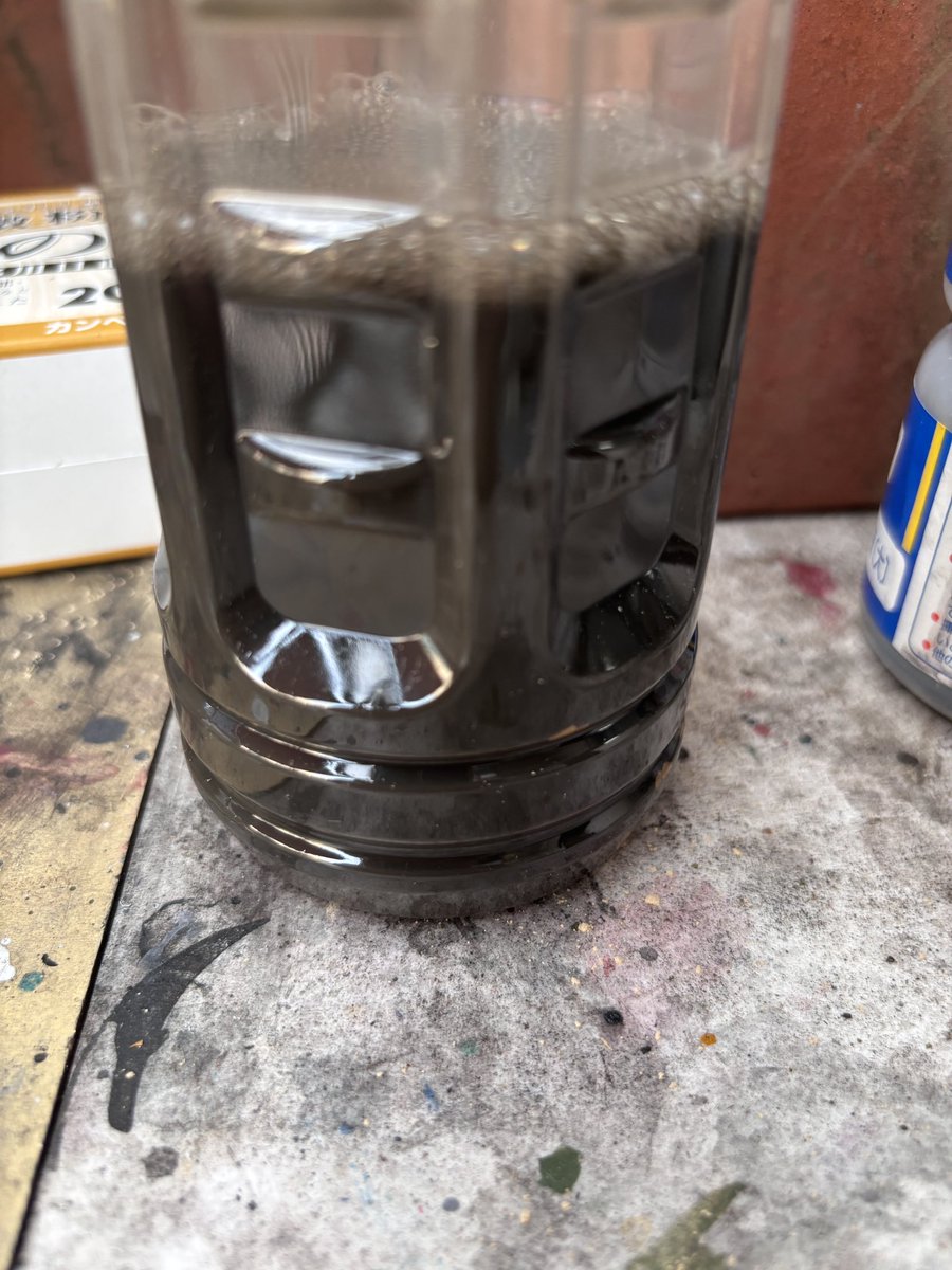 joykun4073's tweet photo. 廃シンナーもったいないので再利用
「との粉」混ぜれば上澄み使えると聞いたので、やってみた
あくまで洗浄一発目用 https://t.co/ceKZxUtbTo