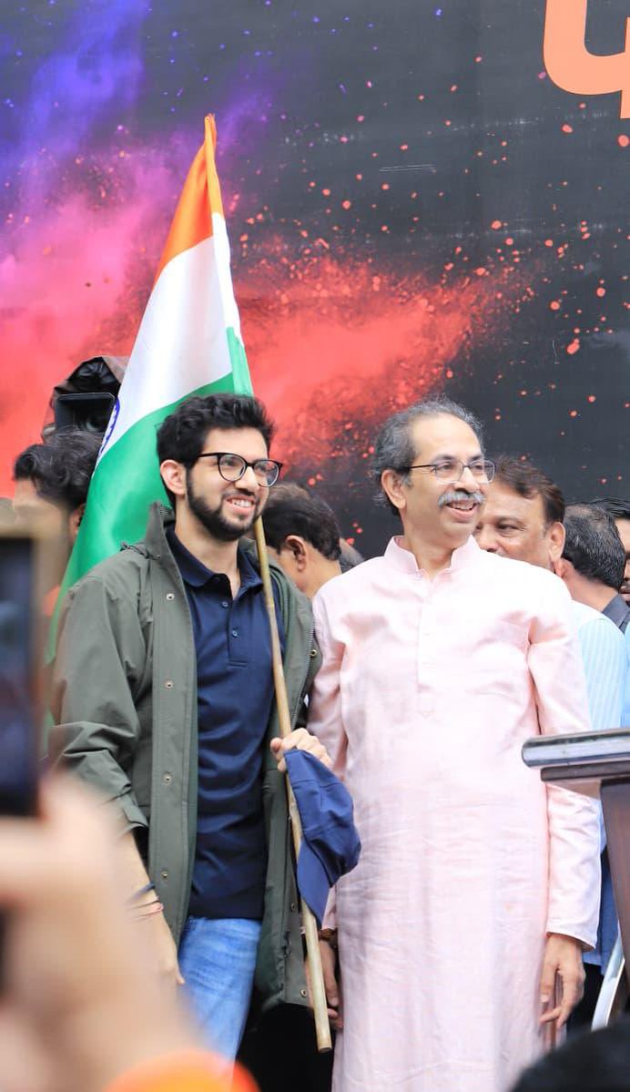 ShivSenaUBT_'s tweet photo. ते एकत्र आले, 
ते लढले, 
ते जिंकले!

भारतातील नव्या दमाच्या पिढीने, विद्यार्थ्यांनी आपल्या न्यायहक्कासाठी उभारलेला लढा त्यांच्या एकजुटीच्या बळावर जिंकला! 
खास त्यांचं अभिनंदन करण्यासाठी आयोजित करण्यात आलेल्या 'तिरंगा विजय जल्लोष' कार्यक्रमात पक्षप्रमुख मा. श्री. उद्धवसाहेब ठाकरे आणि महाराष्ट्र नवनिर्माण सेनेचे अध्यक्ष राजसाहेब ठाकरे ह्यांनी सोनम वांगचूकजी, अभिजीत दिपके आणि तमाम युवकांचं अभिनंदन केलं. भारतातील युवकांची ताकद पुन्हा एकदा जगाने पाहिली. ही एकजूट अधिक बळकट करूया, अन्यायावर वार करूया! असा विश्वास ह्यावेळी उद्धवसाहेबांनी सर्वांना दिला. 
ह्या प्रसंगी हजारो तरुणांनी भारतमातेचा नारा दिला आणि हुकूमशाहीविरोधातला विजय साजरा केला. 
ह्यावेळी युवासेनाप्रमुख, शिवसेना नेते, आमदार आदित्य ठाकरे, मनविसे अध्यक्ष अमित ठाकरे तसेच हजारो देशप्रेमी उपस्थित होते.