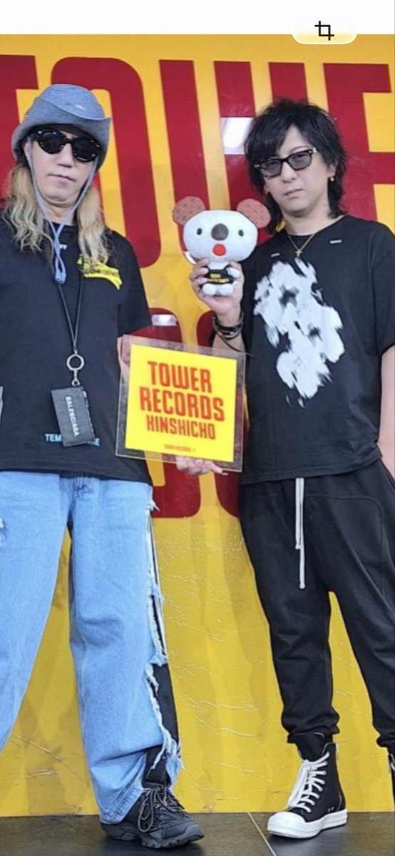 150ab77's tweet photo. ポーズ全部違う🥰
今日もカッコいい(*´∀｀*)
リリイベお疲れ様でした。

（※和也さんぬいの首絞めて持ってんのかと思ってよく見たら普通にちゃんと持ってて、私の目が腐ってただけでした）

#FANTASTICCIRCUS 
#fanaticcrisis https://t.co/2YAM3ITrFQ