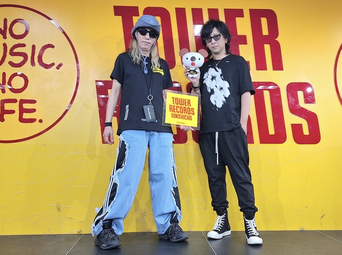 150ab77's tweet photo. ポーズ全部違う🥰
今日もカッコいい(*´∀｀*)
リリイベお疲れ様でした。

（※和也さんぬいの首絞めて持ってんのかと思ってよく見たら普通にちゃんと持ってて、私の目が腐ってただけでした）

#FANTASTICCIRCUS 
#fanaticcrisis https://t.co/2YAM3ITrFQ