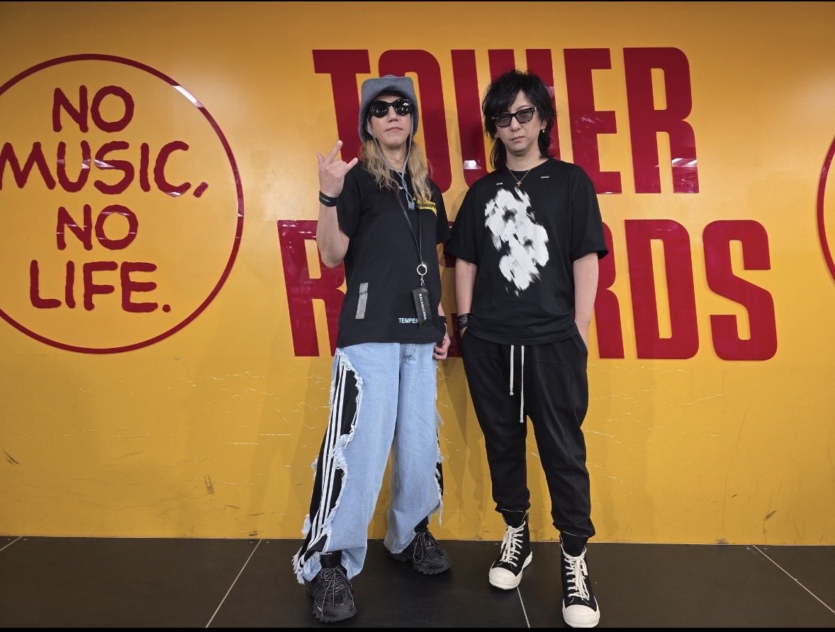 150ab77's tweet photo. ポーズ全部違う🥰
今日もカッコいい(*´∀｀*)
リリイベお疲れ様でした。

（※和也さんぬいの首絞めて持ってんのかと思ってよく見たら普通にちゃんと持ってて、私の目が腐ってただけでした）

#FANTASTICCIRCUS 
#fanaticcrisis https://t.co/2YAM3ITrFQ
