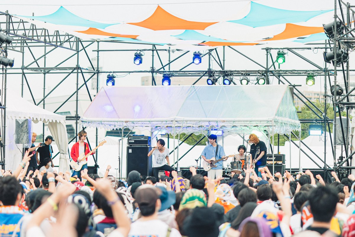 murofes's tweet photo. 【 #ムロフェス2026レポ 】

ここ数年ムロフェスのボイガルを毎年見続けているが雨の中駆け回るシンゴは初めて見たし、MAX 4人のミニサークルが100個発生したフロアも初めて見たし、初めて聴く新曲も最高だった…！こんなに追いかけていても、何度クレストで観ていても、新しい希望をくれるTHE BOYS&GIRLS。いつも《ここ》《目の前の君》に照準を絞ったライブが大好きだ。

pic @ideta0907
#murofes