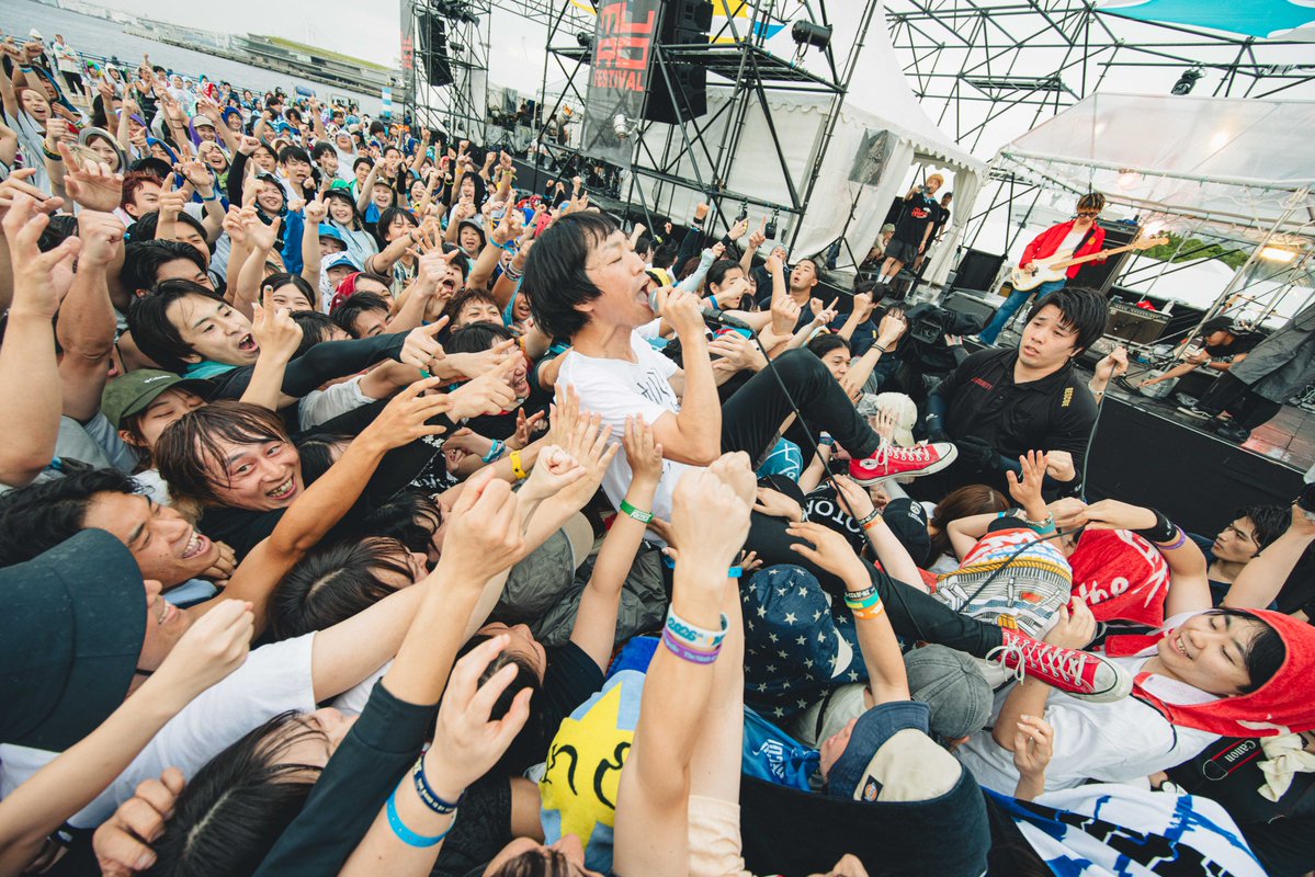 murofes's tweet photo. 【 #ムロフェス2026レポ 】

ここ数年ムロフェスのボイガルを毎年見続けているが雨の中駆け回るシンゴは初めて見たし、MAX 4人のミニサークルが100個発生したフロアも初めて見たし、初めて聴く新曲も最高だった…！こんなに追いかけていても、何度クレストで観ていても、新しい希望をくれるTHE BOYS&GIRLS。いつも《ここ》《目の前の君》に照準を絞ったライブが大好きだ。

pic @ideta0907
#murofes