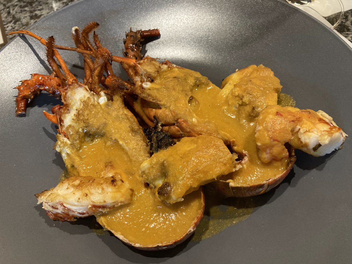 9jasmine2's tweet photo. 夕食はメインダイニングでのフレンチor六角堂での鉄板焼きの2択で、フレンチの方はドレスコードがあるので鉄板焼きにした
メインは伊勢海老を焼いてビスクソースかけたやつ
こんなん美味いに決まってるやろ～😆

六角堂も昭和初期の建物だそう
④はメインダイニングで、こちらは朝食で行きました https://t.co/nJaQZu3Min