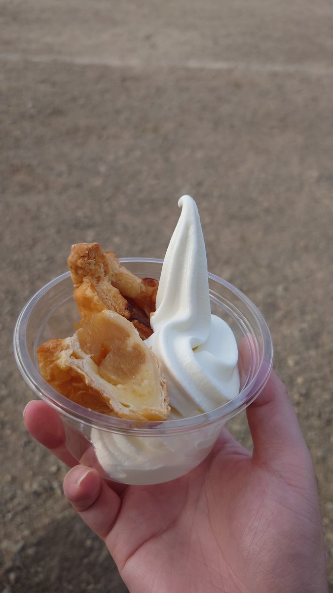 mhr_maid's tweet photo. アップルパイとソフトクリーム https://t.co/9P2EtxeNMd