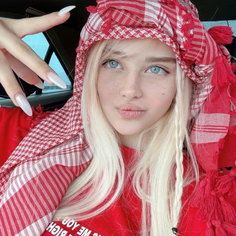 ovieedoo's tweet photo. Bold red plaid scarf, cozy vibes, and a selfie-ready moment
lybZ https://t.co/P9QnkiMNZM