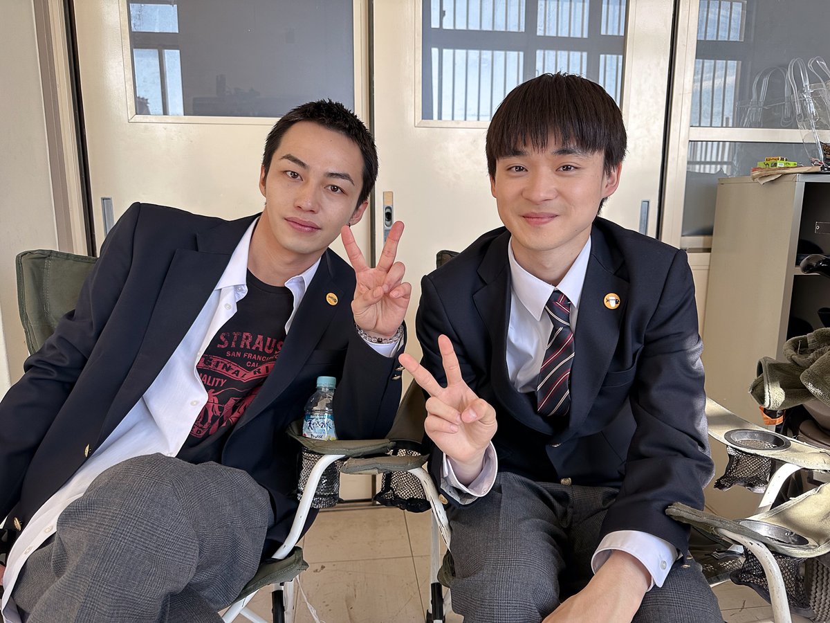 spinnerbait_tv's tweet photo. ✦ #ドラマスピナーベイト ✦

━━━━━━━━━━
📸 オフショット公開
━━━━━━━━━━

内（萩原護）と玉城（高橋侃）の
2ショット📸

ドラマ本編では
序列に縛られながらも
ぶつかり合う2人ですが…

「スピナーベイト」と同じ
此元和津也さん原作のドラマ
「シナントロープ」でも共演している2人は
とっても仲良し✨

カメラが止まるとこの笑顔です😊

🔗TVer見逃し配信中📱
▼ https://t.co/nzmbOGxAKt
お気に入り登録をお願いします🙌

🔗FODでノーカット完全版配信中🎬
▼ https://t.co/uQHTIEhQnf