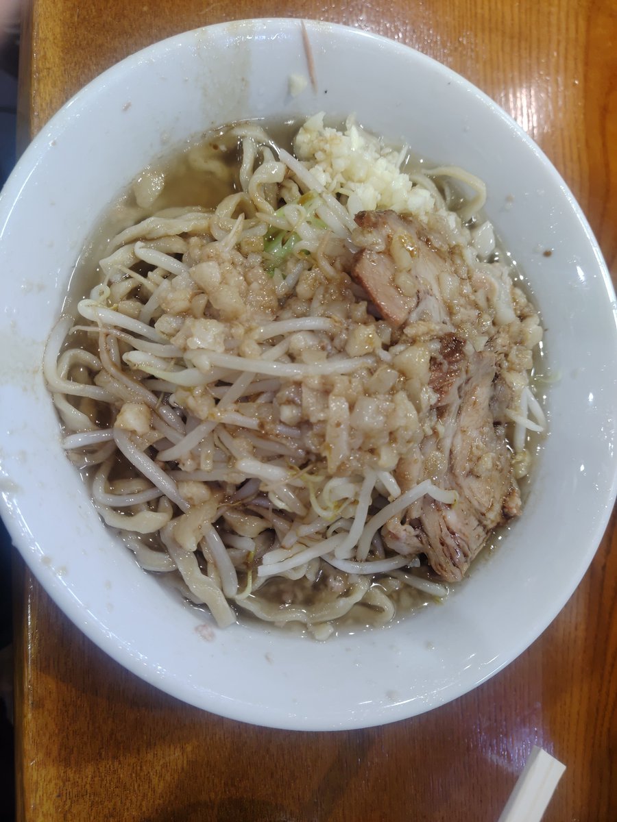 EarthDozen's tweet photo. 今を楽しめ
豚チャーシュー丼これめちゃくちゃ美味しい

てか60���くらいの新人バイトいて

新人だとしてもちょっと
ラーメン持っていく店員の通路塞いでたり
もたもた感が...
ここから慣れて化けなきゃ
ここのラーメン屋のテンションに合わないよ... https://t.co/tQ3fzOB1SH