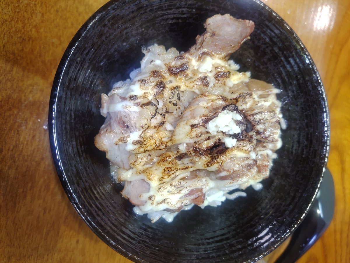 EarthDozen's tweet photo. 今を楽しめ
豚チャーシュー丼これめちゃくちゃ美味しい

てか60���くらいの新人バイトいて

新人だとしてもちょっと
ラーメン持っていく店員の通路塞いでたり
もたもた感が...
ここから慣れて化けなきゃ
ここのラーメン屋のテンションに合わないよ... https://t.co/tQ3fzOB1SH