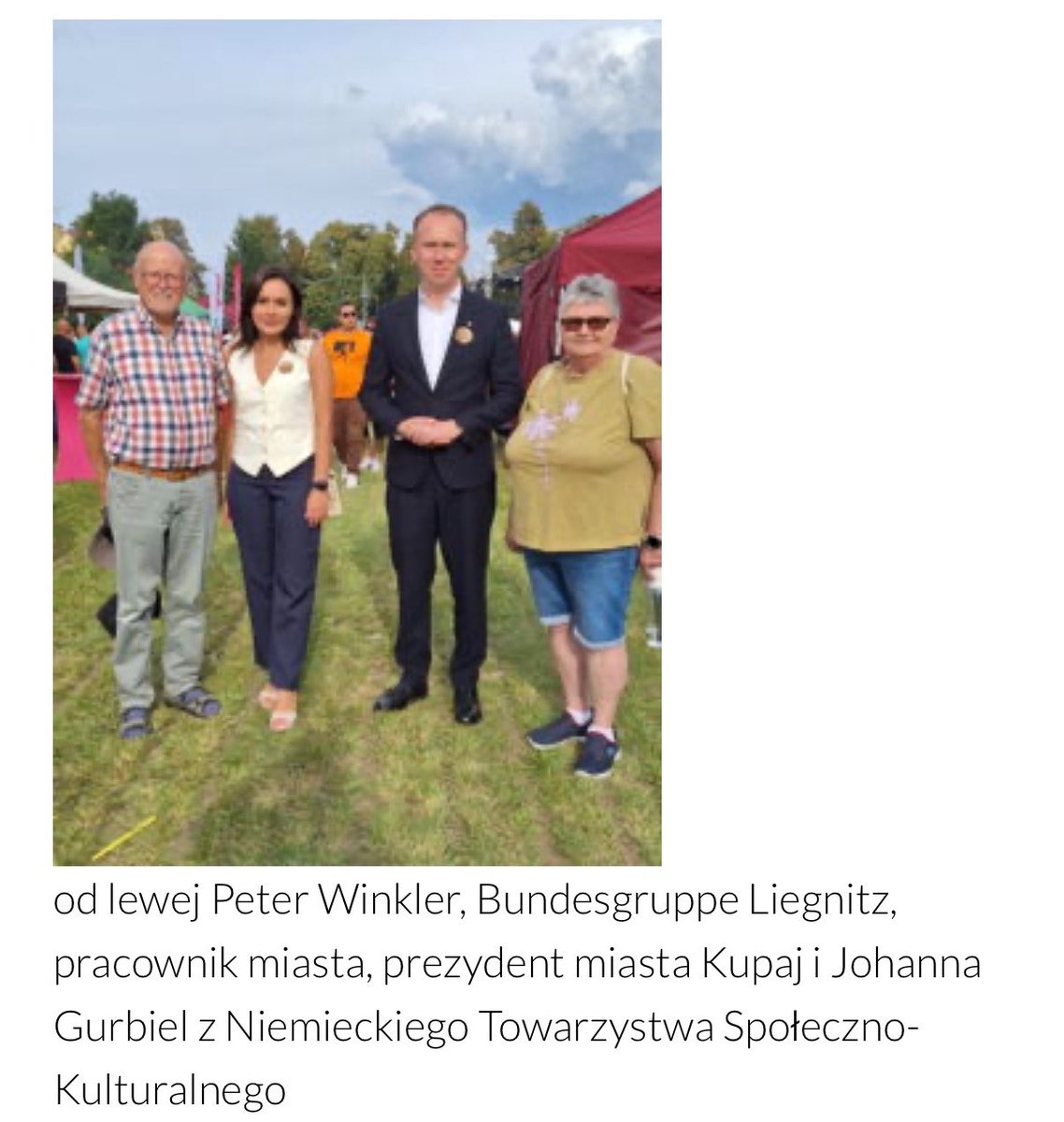 spalinskipatryk's tweet photo. Znalazłem sprawę absolutnie niebywałą, która z jednego końca poprowadziła mnie na sam koniec tęczy. 

Istnieje fundacja historyczna Liegnitz . pl, która z zapałem opisuje dzieje Legnicy za niemca.

Partnerami fundacji jest miasto Legnica oraz Bundesgruppe Liegnitz. To drugie jest szczególnie ciekawe i to na tym się skupimy.

Posiadają oni stronę internetową, a na niej wiele ciekawych informacji, z których możemy dowiedzieć się czym stowarzyszenie się zajmuje oraz jak postrzega sprawę przynależności Legnicy do Polski. Zacytujmy sam opis grupy:

„Die Bundesgruppe Liegnitz Stadt und Land to grupa reprezentującą interesy mieszkańców oraz ich potomków, którzy w 1945 roku i w latach następnych, po zakończeniu II wojny światowej, zostali przymusowo wysiedleni z miasta i powiatu legnickiego z NARUSZENIEM PRAWA MIĘDZYNARODOWEGO. Organizacja kontynuuje tę działalność do dnia dzisiejszego, rozszerzając ją o aktywne utrzymywanie kontaktów z OBECNIE działającymi w Legnicy odpowiedzialnymi instytucjami oraz z osobami prywatnymi.”

Jedziemy dalej. Sprawa jest złożona. Na szczęście w zrozumieniu zagadnienia przegrania wojny oraz tego konsekwencji pomagają nam nasi przyjaciele z zachodu:

„27 sierpnia 1949 roku ogłoszono Ustawę Zasadniczą Republiki Federalnej Niemiec. Wkrótce później pojawił się pomysł ustanowienia sponsoringu dla władz lokalnych Niemiec Wschodnich - krajów związkowych, okręgów, miast i gmin.

28.10.1952 r. Rada miejska miasta Wuppertal postanowiła przejąć sponsoring miasta Liegnitz.”

Czyli można stwierdzić, z czym Niemcy się nie kryją, że miasto Wuppertal rozpoczęło finansowanie (jakie? Tego nie wiemy) części składowych Niemiec Wschodnich, w których skład wchodzi Legnica. Jasne i logiczne. Rok 1952.

Ale jedziemy dalej:

„W 1993 roku rada miejska Wuppertalu zawarła współpracę z OBECNIE polskim miastem Liegnitz / Legnica”.

Skoro Legnica jest obecnie polska - rozumiem, że to stan przejściowy?

Można oczywiście stwierdzić, że to sprawa z poprzedniego wieku, Spaliński wydziwia i o co w ogóle chodzi. Kapiszon.

Problem polega na tym, że Legnica współpracuje z Wuppertal do dziś. Ba, w 2013 roku ówczesny prezydent Legnicy, Tadeusz Krzakowski z SLD, zaprosił władze wspomnianej miejscowości pod hasłem „20 lat razem”. Zostało to szczegółowo opisane przez Bundesgruppe Liegnitz. Dlaczego? Ponieważ byli na tym wydarzeniu.

Dobrze by było, aby zakończyło się to w tym momencie. Krzakowskiego już nie ma, sprawa nieaktualna.

Ale wiecie, że to się nie kończy, prawda?

Ponieważ w 2025 roku, nowy prezydent Legnicy, Maciej Kupaj z PO, spotkał się z Bundesgruppe Liegnitz, która to brała udział w legnickich dożynkach. Jak wskazuje samo stowarzyszenie: „podczas pobytu odbyło się spontaniczne, ale przyjemne spotkanie z prezydentem miasta Liegnitz”.

Na dokładkę dodam, że opisywane stowarzyszenie posiada domenę „liegnitz . eu”, a identyfikacja graficzna strony, wraz z zawartym tam herbem miasta sprawia wrażenie, że to oficjalna strona Legnicy. 

Ba, stowarzyszenie opisując udział w dożynkach w 2025 roku zamiesiło mapę Legnicy…

…sprzed wojny, posługując się nią przy ukazaniu, gdzie odbyło się wydarzenie.

Dobrej niedzieli. Możliwy ciąg dalszy.

Przecież jest jeszcze kwestia kasy.
