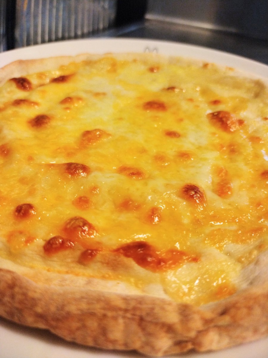 fukucha_taro's tweet photo. チーズの焼き目が良い感じ、耳がクリスピーなのも ふくふく好み

(っ'ω')🍕 https://t.co/jO22uEjOHh