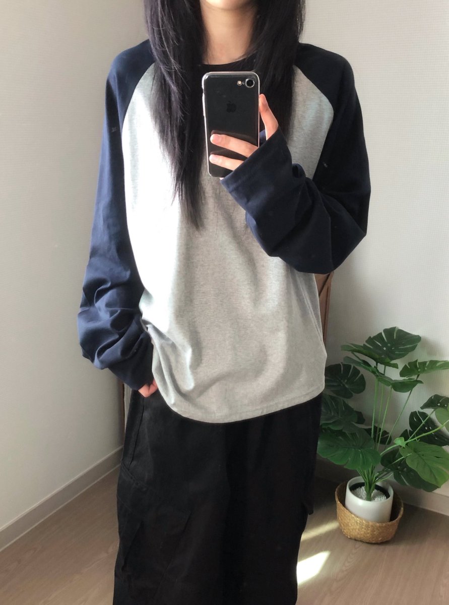 pinkmoxhi's tweet photo. 나그랑 티 잘못 입으면 상체 겁나 부해보여서
살쪄보이는데 이건 뚝 떨어지는 루즈핏이라 말라보임 https://t.co/oJ8FPyn5C7