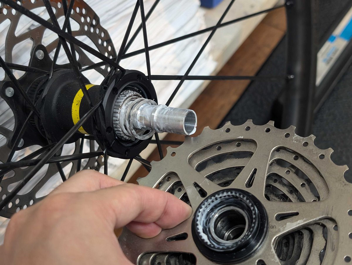 suzupower_kita's tweet photo. 本日の作業はMAVIC ID360（インスタントドライブ360）のグリスアップ🔧
ラチェット機構の性能維持には約1,000kmごとのメンテナンスがおすすめ！定期的なグリスアップで駆動性能を維持し、トラブルも予防できます。MAVICホイールの整備もお任せください！
 #MAVIC #ID360 #ロードバイクメンテナンス https://t.co/SjbfaxCuww