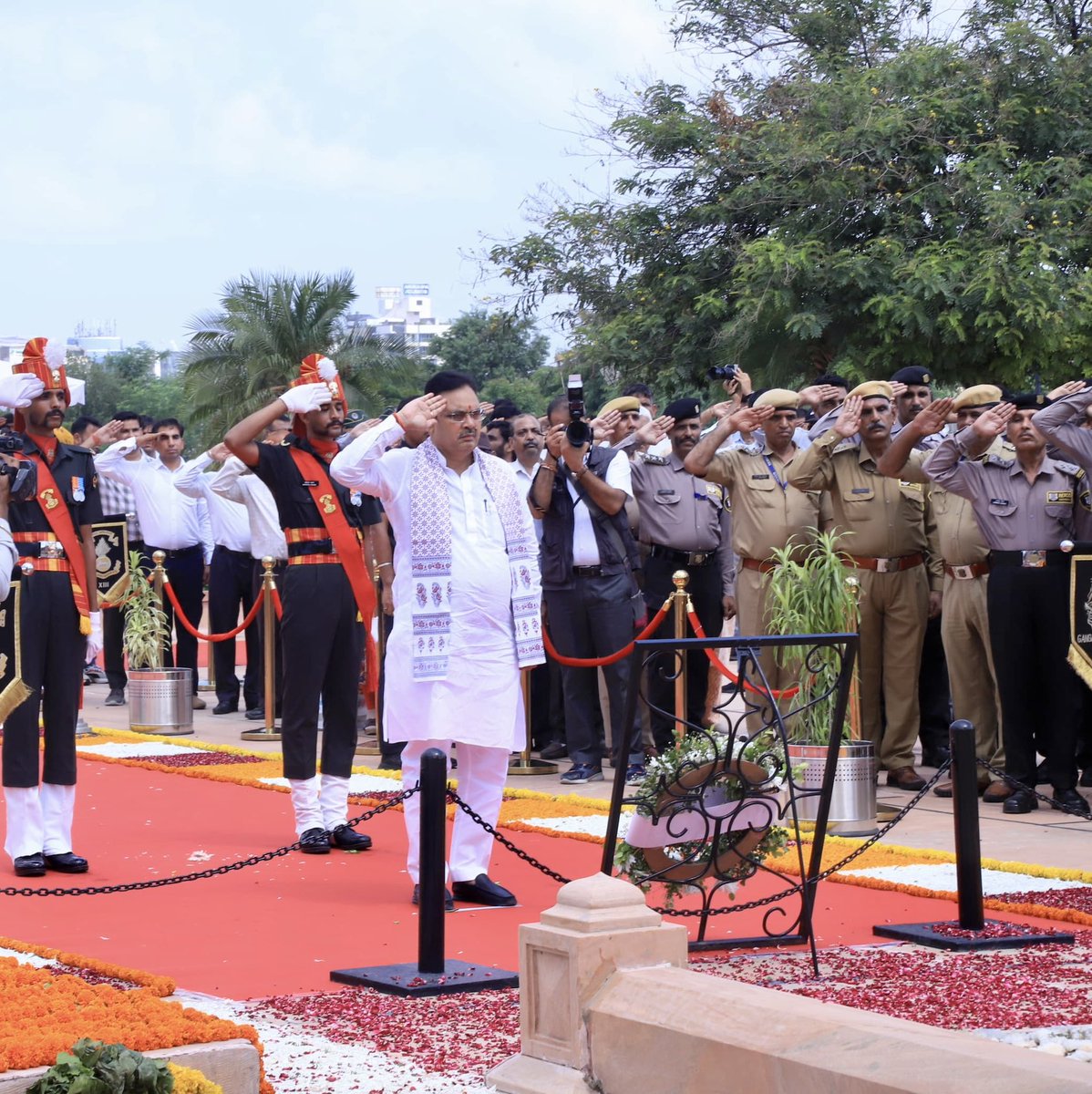Ra_THORe's tweet photo. कारगिल विजय दिवस के अवसर पर अमर जवान ज्योति पर पुष्पचक्र अर्पित कर मातृभूमि की रक्षा, सम्मान और अखंडता के लिए अपना सर्वस्व अर्पित करने वाले वीर शहीदों को विनम्र श्रद्धांजलि अर्पित की।

कारगिल की दुर्गम चोटियों पर भारतीय सेना ने अदम्य साहस, पराक्रम और अटूट संकल्प का परिचय देते हुए विजय का स्वर्णिम इतिहास रचा। राष्ट्र सभी वीर सपूतों के सर्वोच्च बलिदान का सदैव ऋणी रहेगा।
#KargilVijayDiwas