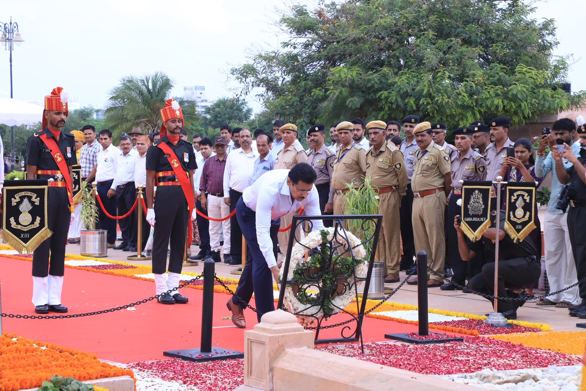 Ra_THORe's tweet photo. कारगिल विजय दिवस के अवसर पर अमर जवान ज्योति पर पुष्पचक्र अर्पित कर मातृभूमि की रक्षा, सम्मान और अखंडता के लिए अपना सर्वस्व अर्पित करने वाले वीर शहीदों को विनम्र श्रद्धांजलि अर्पित की।

कारगिल की दुर्गम चोटियों पर भारतीय सेना ने अदम्य साहस, पराक्रम और अटूट संकल्प का परिचय देते हुए विजय का स्वर्णिम इतिहास रचा। राष्ट्र सभी वीर सपूतों के सर्वोच्च बलिदान का सदैव ऋणी रहेगा।
#KargilVijayDiwas
