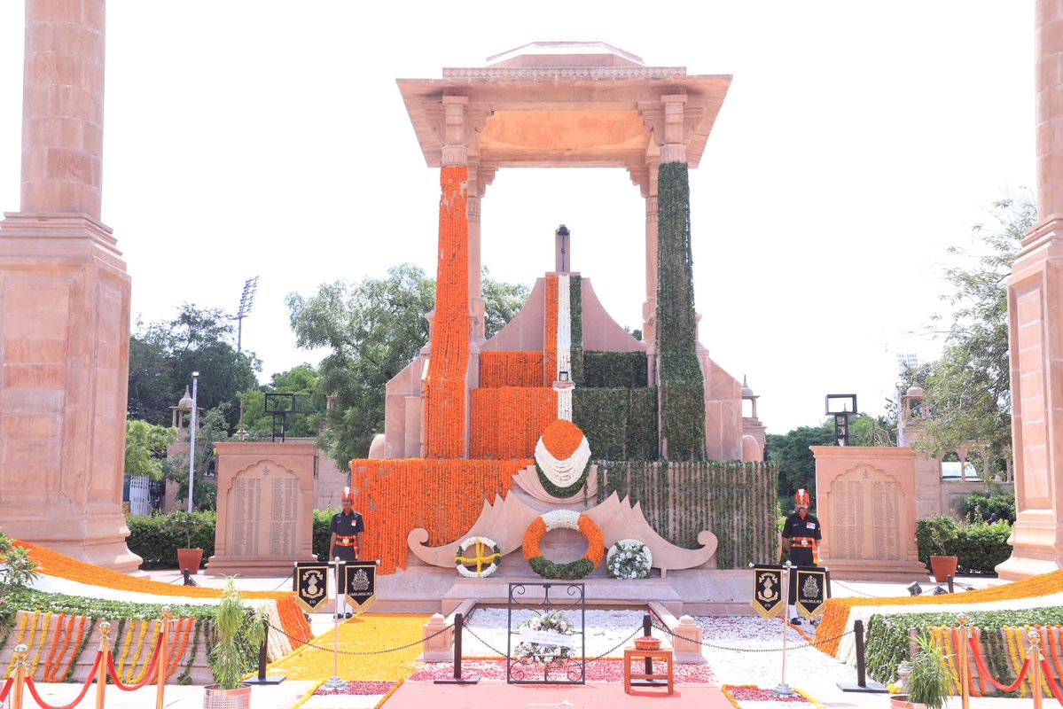 Ra_THORe's tweet photo. कारगिल विजय दिवस के अवसर पर अमर जवान ज्योति पर पुष्पचक्र अर्पित कर मातृभूमि की रक्षा, सम्मान और अखंडता के लिए अपना सर्वस्व अर्पित करने वाले वीर शहीदों को विनम्र श्रद्धांजलि अर्पित की।

कारगिल की दुर्गम चोटियों पर भारतीय सेना ने अदम्य साहस, पराक्रम और अटूट संकल्प का परिचय देते हुए विजय का स्वर्णिम इतिहास रचा। राष्ट्र सभी वीर सपूतों के सर्वोच्च बलिदान का सदैव ऋणी रहेगा।
#KargilVijayDiwas