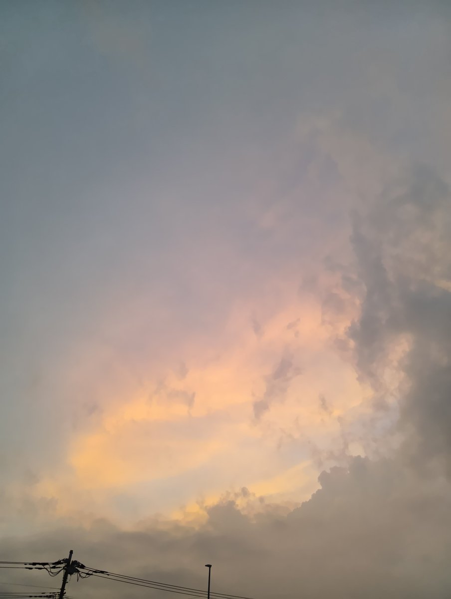 BMoon1216's tweet photo. 昨日の夕焼けキレイだった✨☺️
この後どしゃ降りに💦
この空からは想像できないですね😅

ゲリラ増えてきた🫠 https://t.co/Mpms6z4X1m