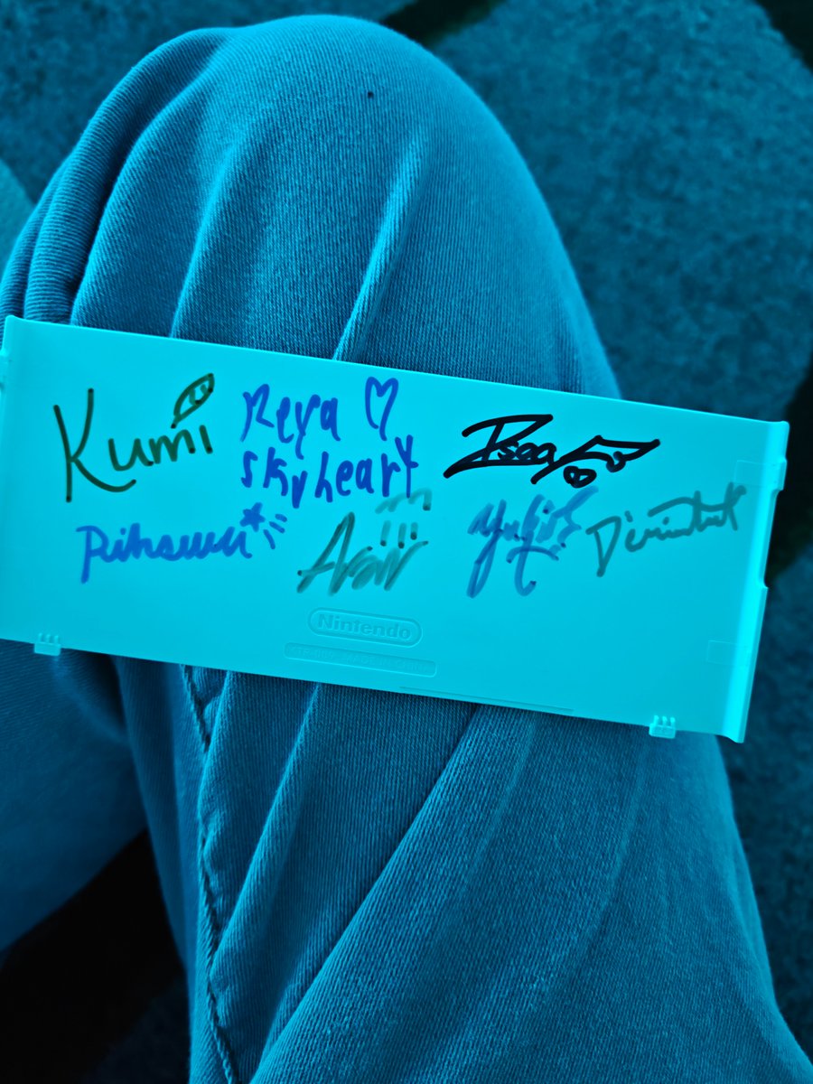 saaanniiikk's tweet photo. day 2 done! got shikishi signed by a bunch of wonderful folks, thank you for signing both the board and 3ds back/front plate! https://t.co/bUtOCE6e36