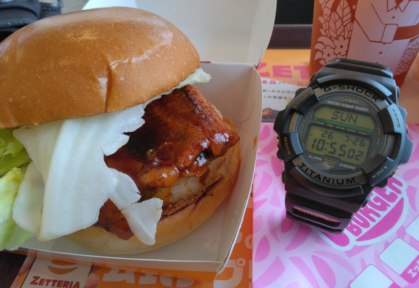 KenSKyForce's tweet photo. #コーヒーと腕時計 土用の丑って事で、ゼッテリアで鰻バーガーを食す。さすがにコーヒーは合わないだろうとアイスティーとセットにしたのだが、コーヒー飲みたくなって追加。あれ?ロッテリアの頃の方が美味しかったような気が…美化されてる? #GSHOCK #MRG #CASIO https://t.co/FrlA9tO7Ai