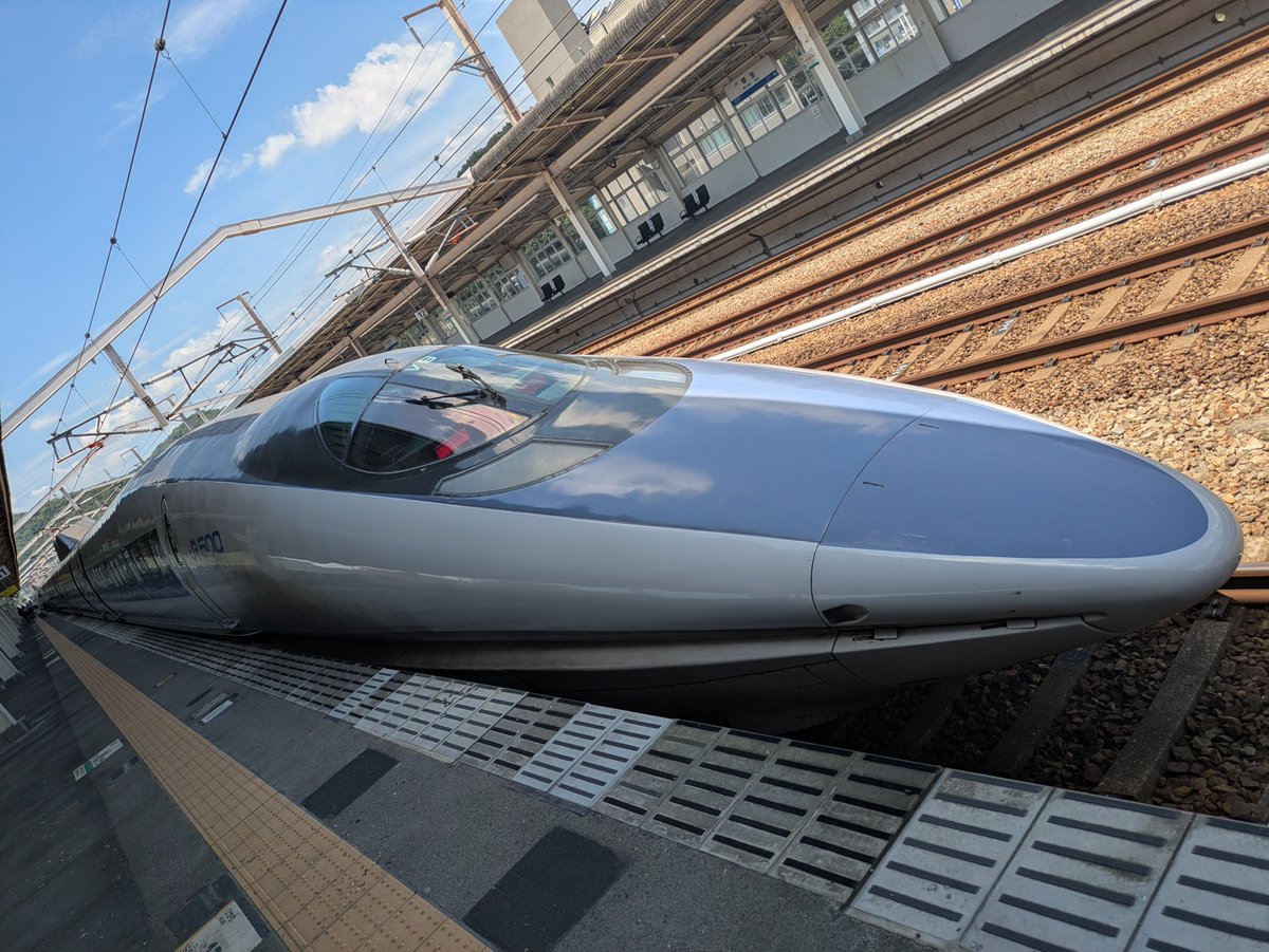 kdiveworks's tweet photo. 新大阪からおそらく最後になるであろう500系新幹線に乗ってきました。相生でしばらく抑止がかかった結果、ホームから好きなだけ撮影できる状態でした。 https://t.co/Z4Y3H0r5SR