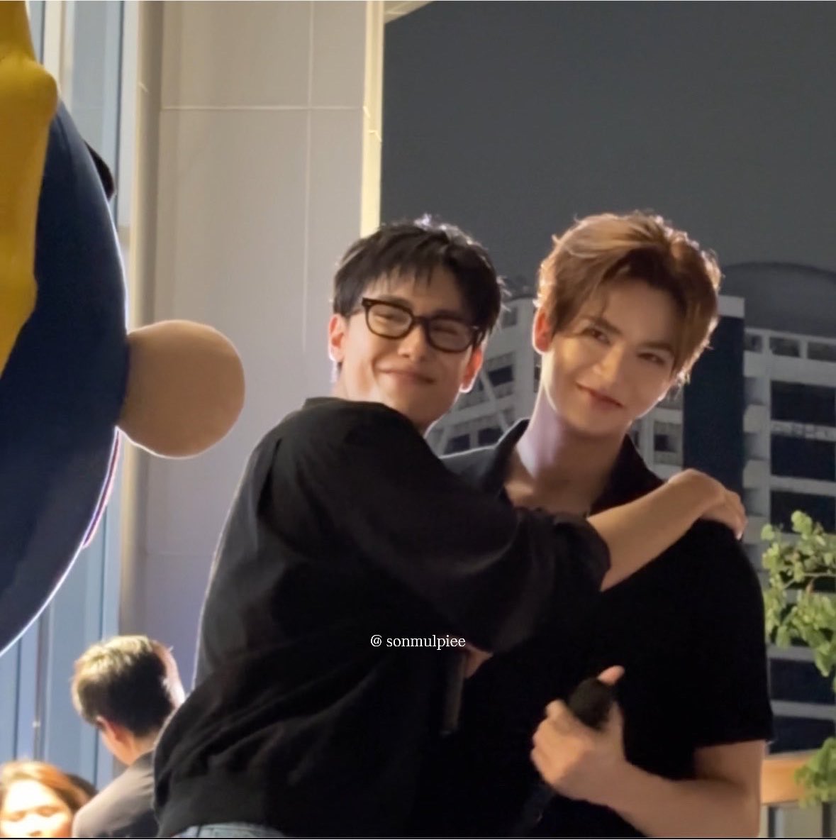 sonmulpiee's tweet photo. (( รูปจากโพสต์ที่แล้วความจริงคือฮีร่วมมือกับลูกฮีไปอ้อนเบบี๋ต่างหาก >< ))

#งานมหกรรมนิยายนานาชาติ2026xJuniorMark
#JuniorMark #junniorrs #markjrtn https://t.co/uUzDfmDVmh