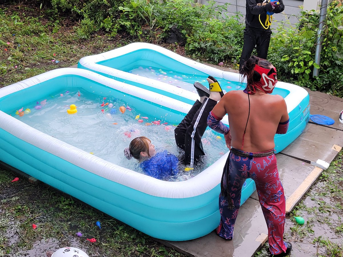 michipro_jp's tweet photo. 雨の中
プールプロレスに来てくれた
あれなファンの皆様(褒め言葉)

皆様がご来場してくれるので、開催できます。

次回は遊園地プロレスで
指定席購入をしてくれる
ファンの皆様のチカラを信じております! https://t.co/VYiXAqV2UB