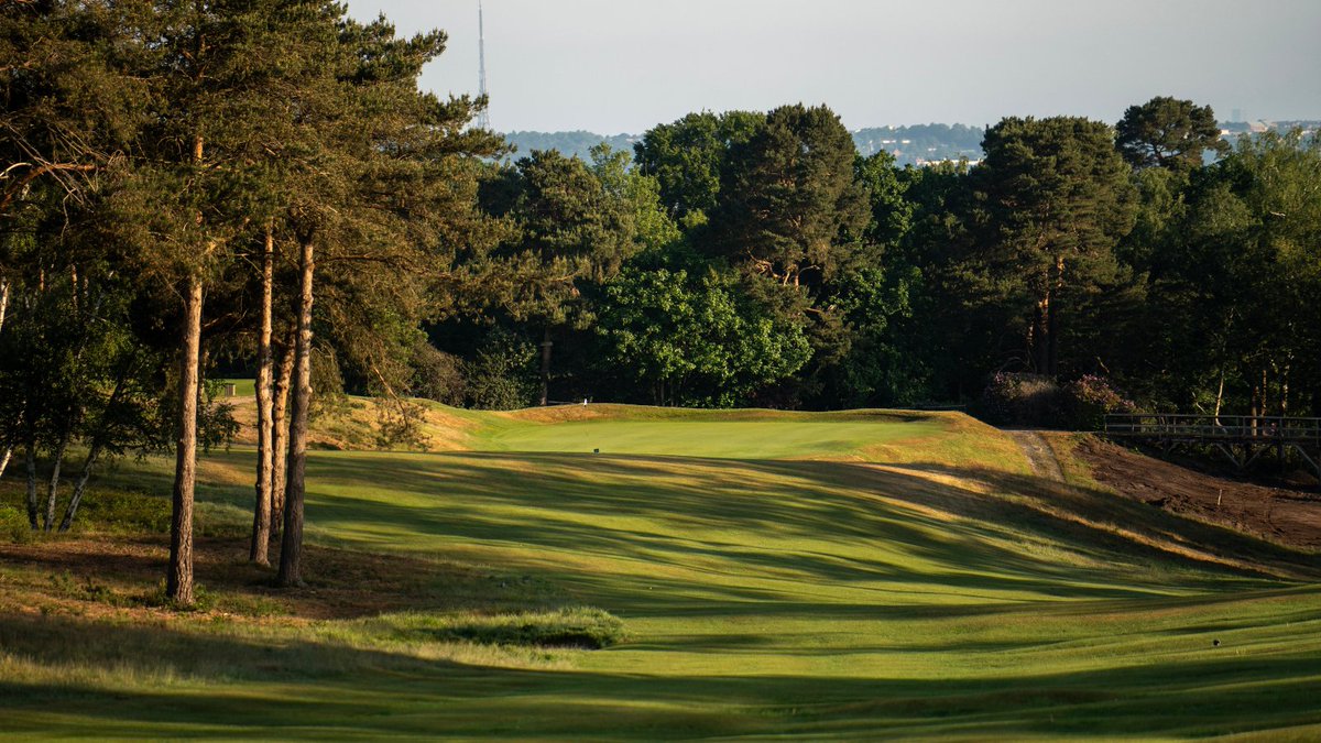 TheAddingtonGC's tweet photo. The 16th is a cascading tee shot overlooking London, but the fun of the approach is often overlooked.

The semi-blindness makes golfers uncomfortable and draws the eye to the huge hollow on the right. A great example of the danger being visible and the ideal line being obscured. https://t.co/zYGFVUOfhn