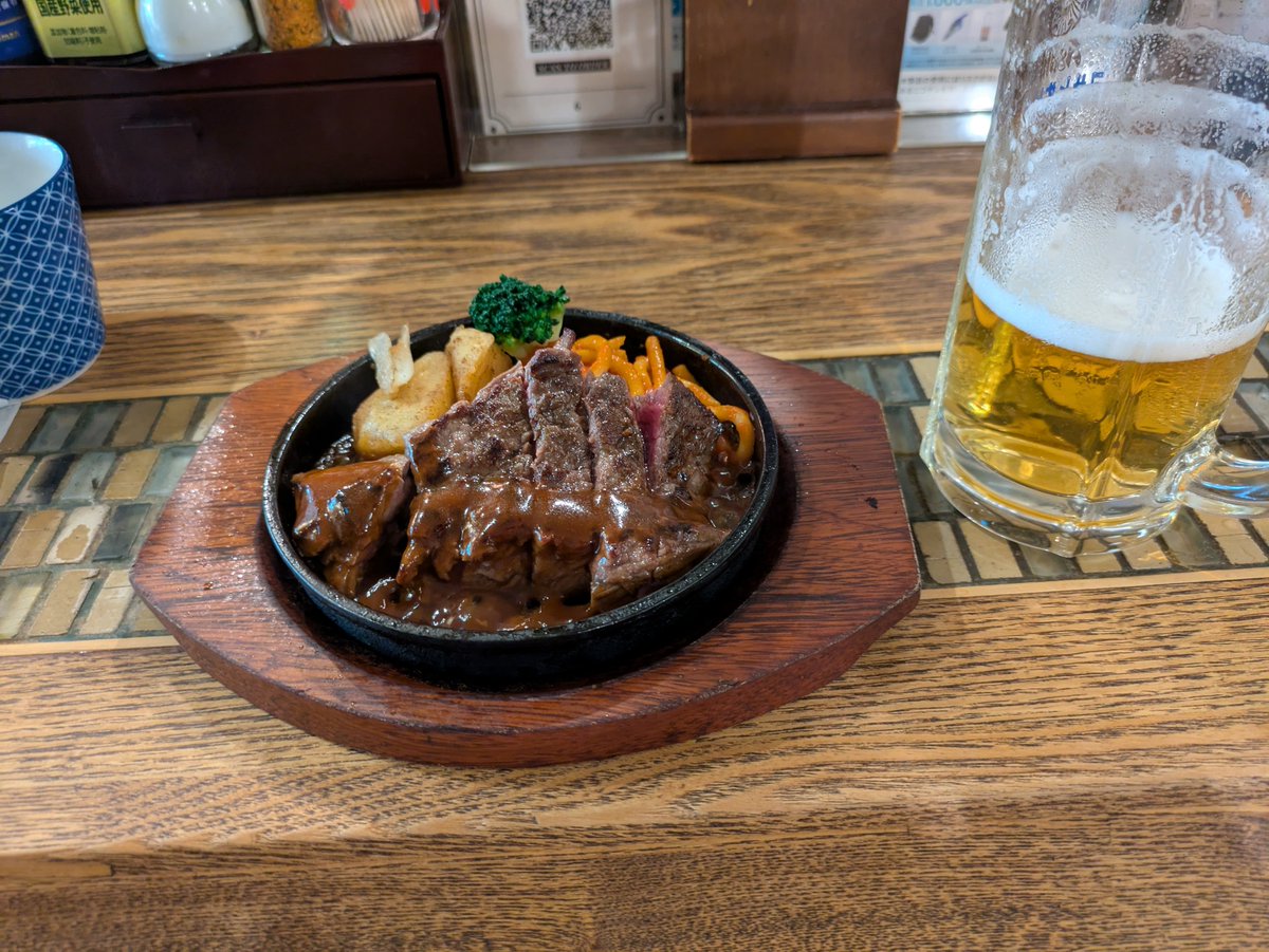 torisugariT's tweet photo. 〆はビフテキとエビグラタンで。 https://t.co/WfsisuujO6