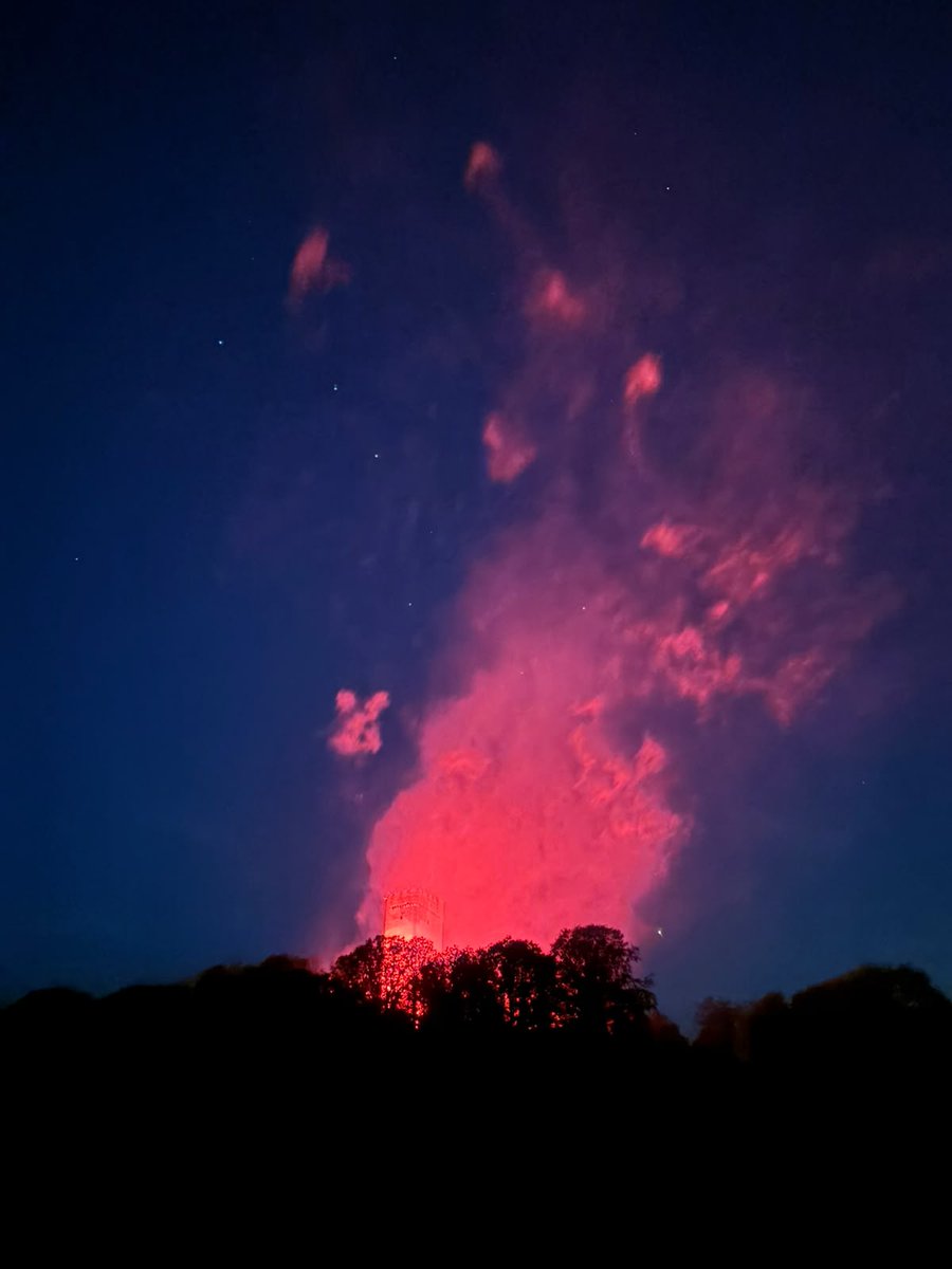 GoodAdviceJacky's tweet photo. so i walked up to this castle where they pretend to be a volcano with fireworks lol https://t.co/4NcAj8Lbsm